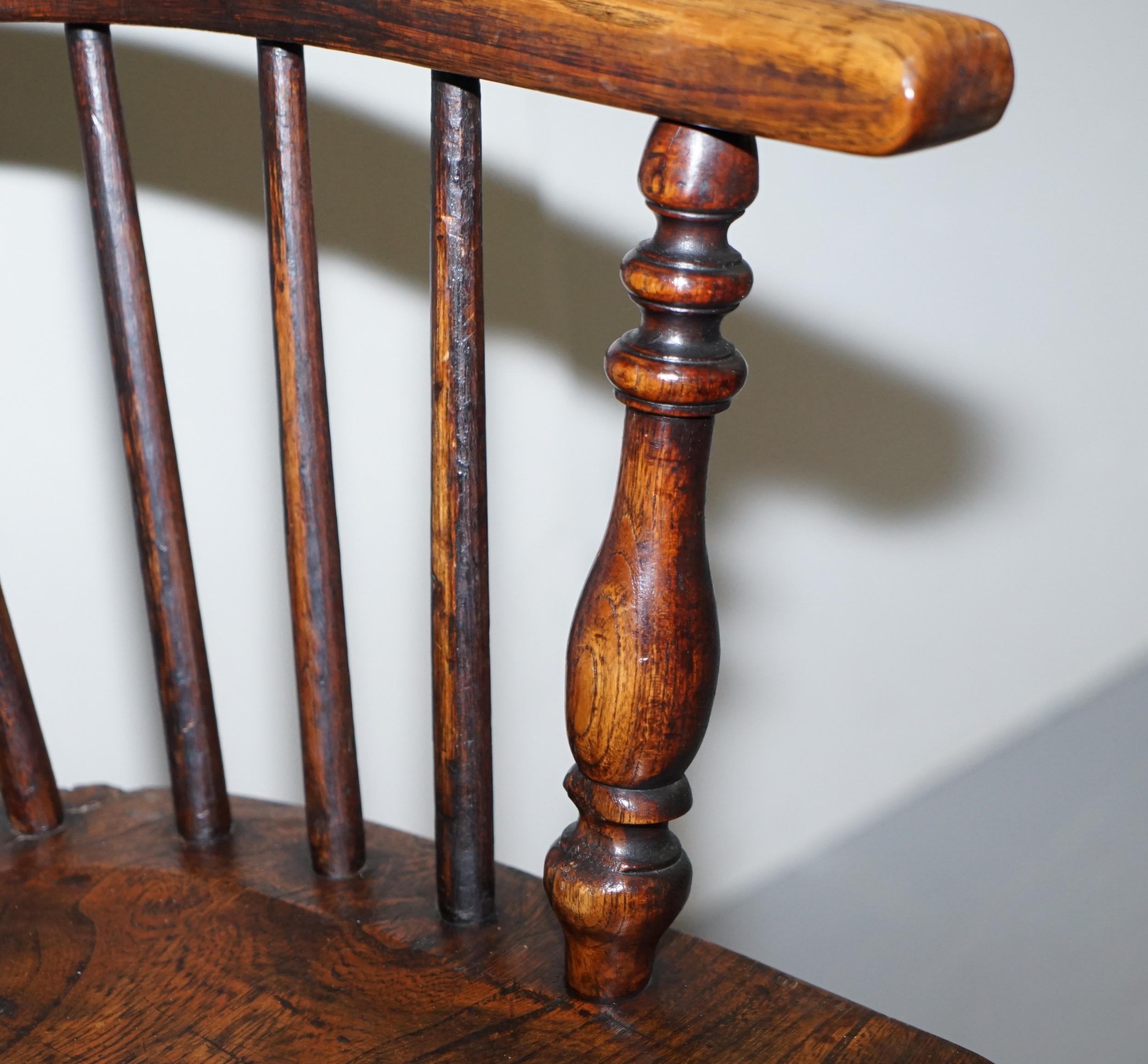 English Classic Antique Victorian 19th Century Elm and Ashwood Windsor Armchair For Sale 1