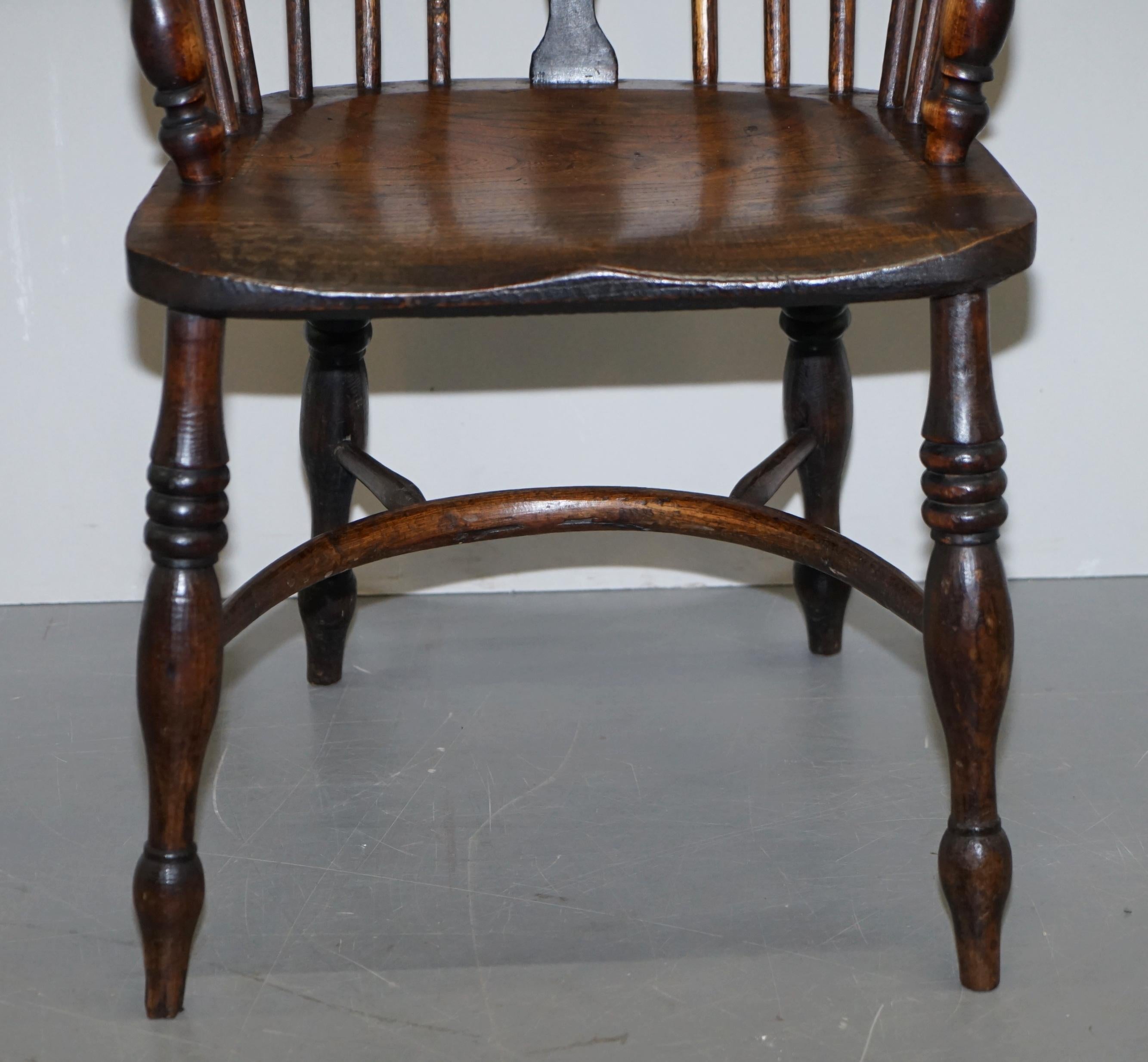 English Classic Antique Victorian 19th Century Elm and Ashwood Windsor Armchair For Sale 4