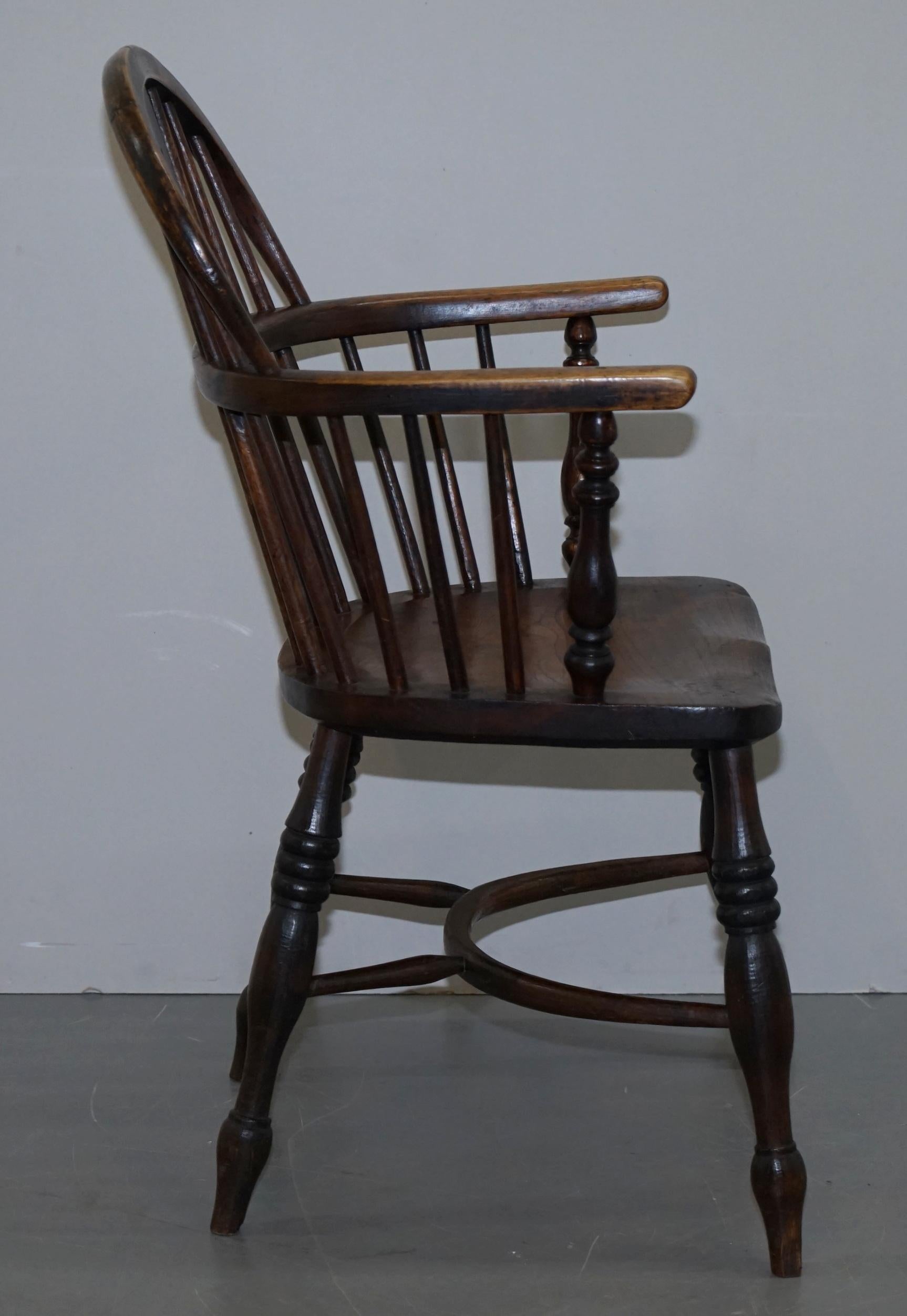 English Classic Antique Victorian 19th Century Elm and Ashwood Windsor Armchair For Sale 6