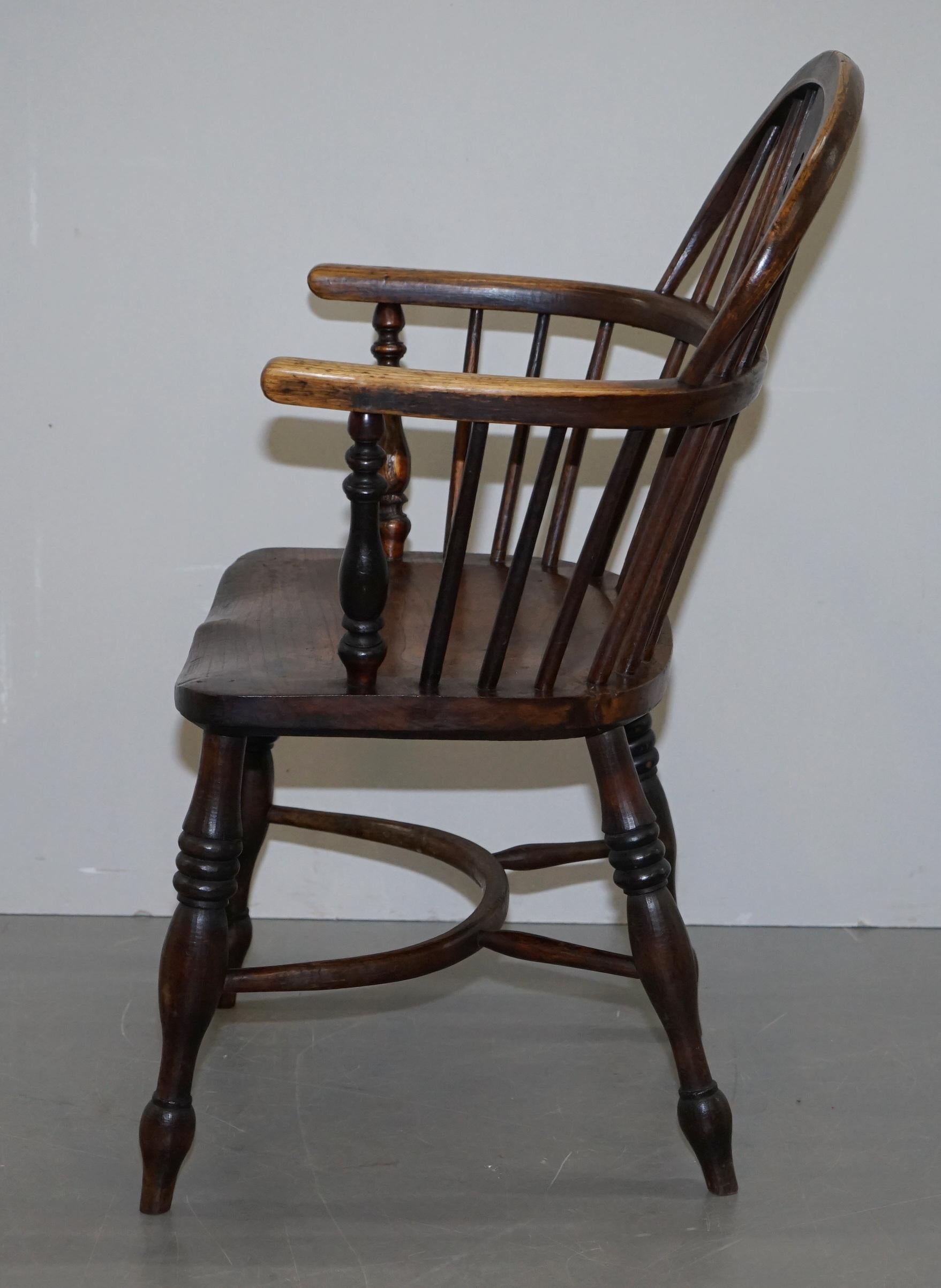 English Classic Antique Victorian 19th Century Elm and Ashwood Windsor Armchair For Sale 11