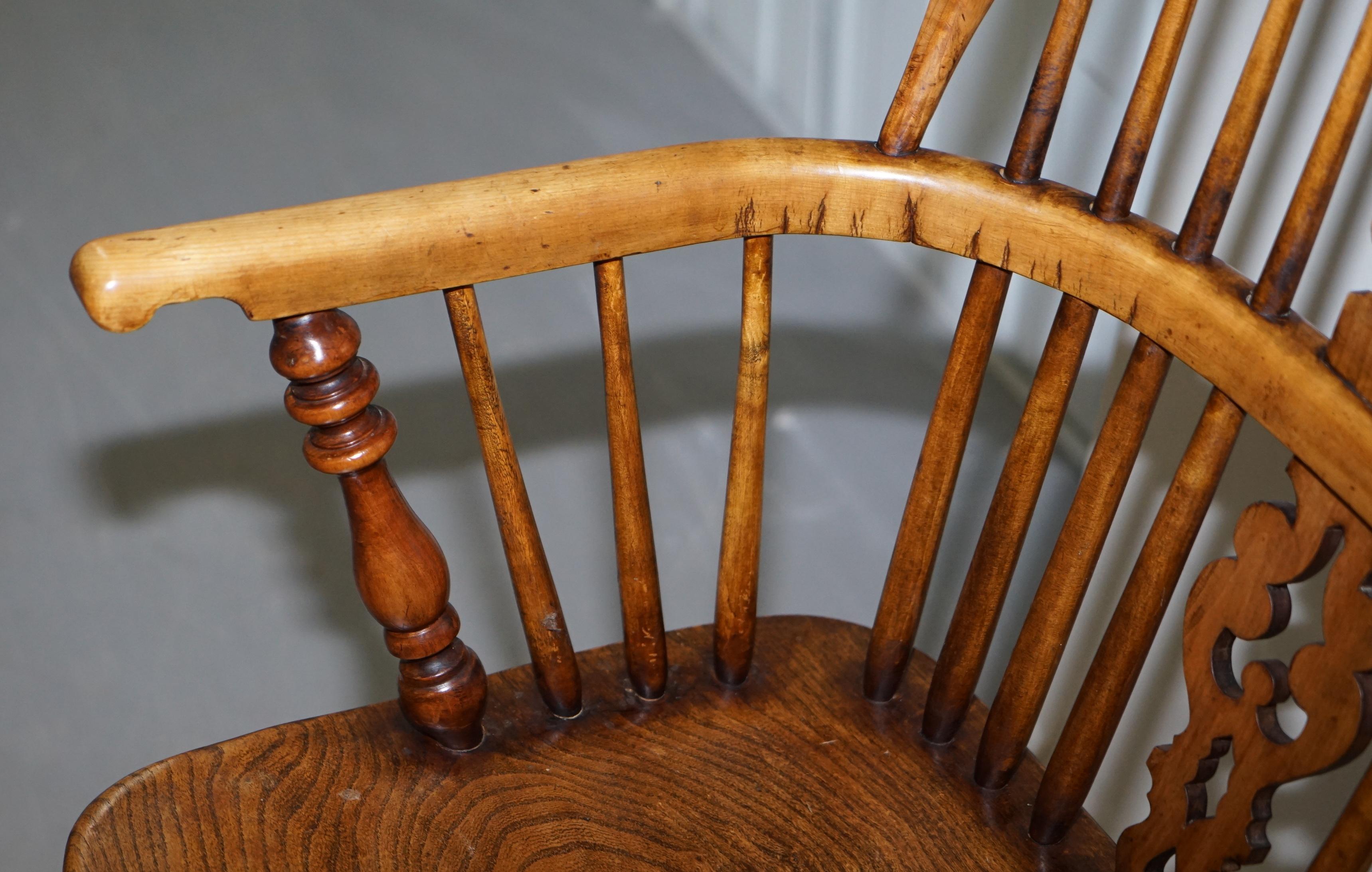 English Classic Antique Victorian 19th Century Elm High Back Windsor Armchair For Sale 4