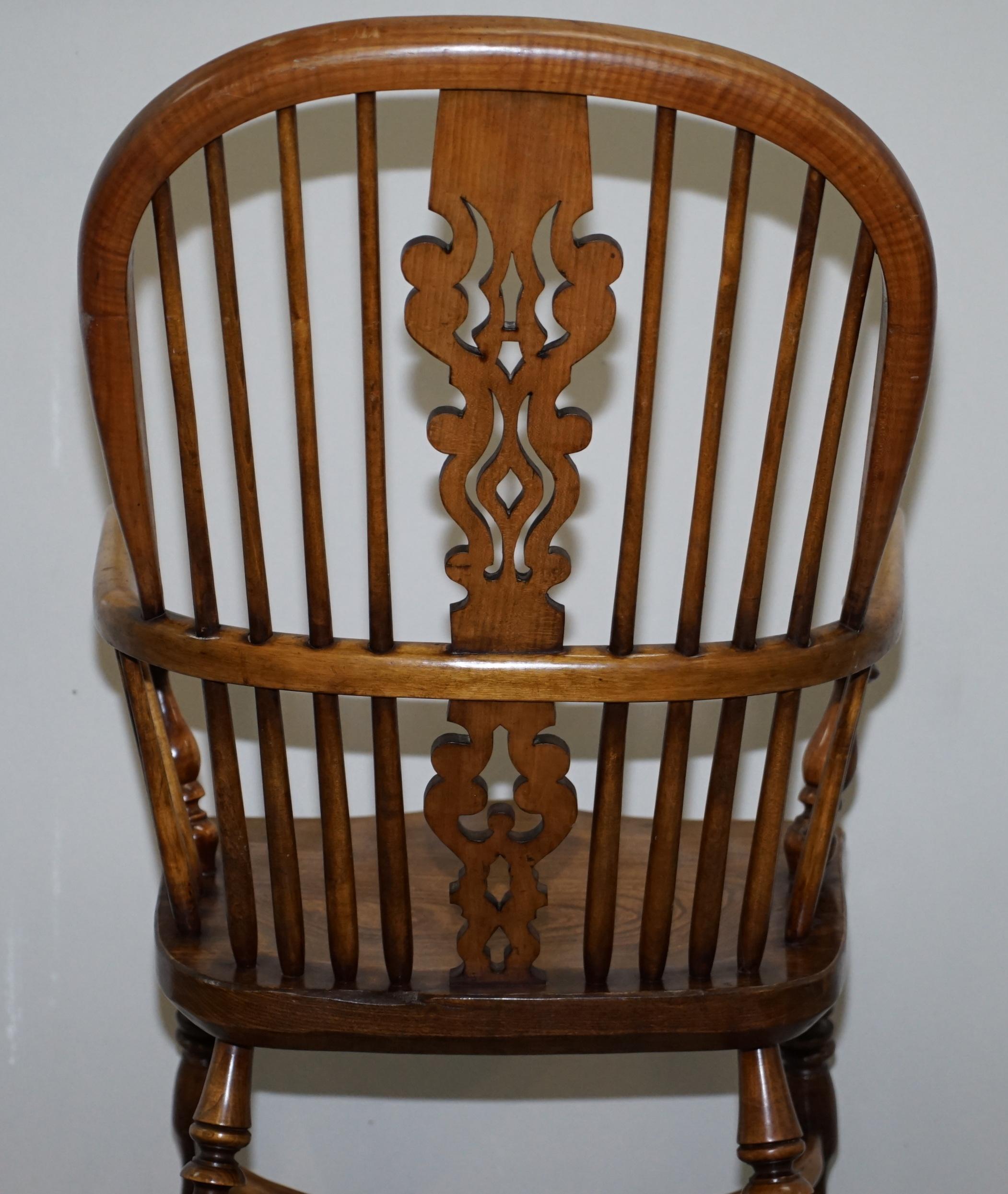 English Classic Antique Victorian 19th Century Elm High Back Windsor Armchair For Sale 11