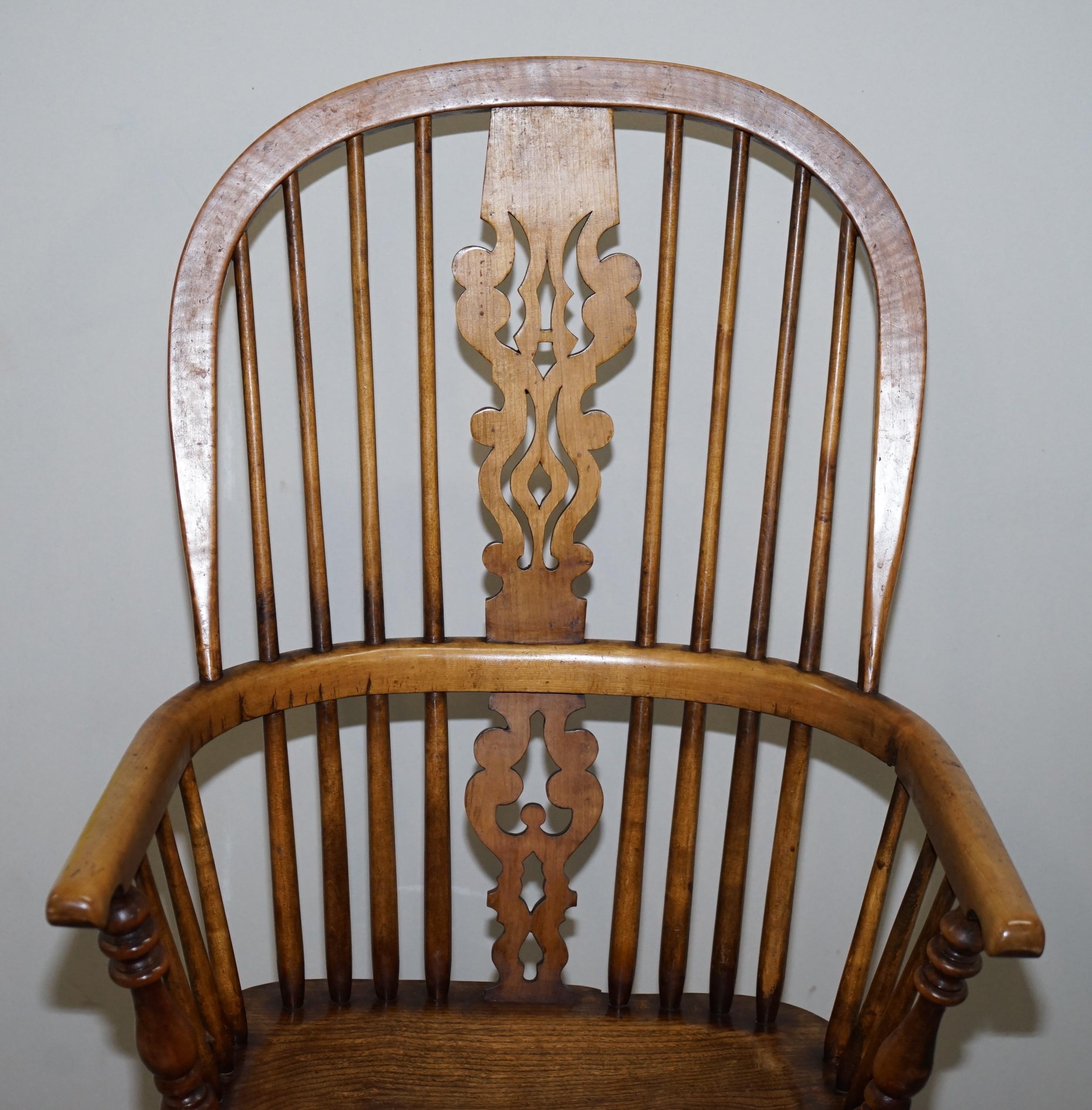 English Classic Antique Victorian 19th Century Elm High Back Windsor Armchair For Sale 1