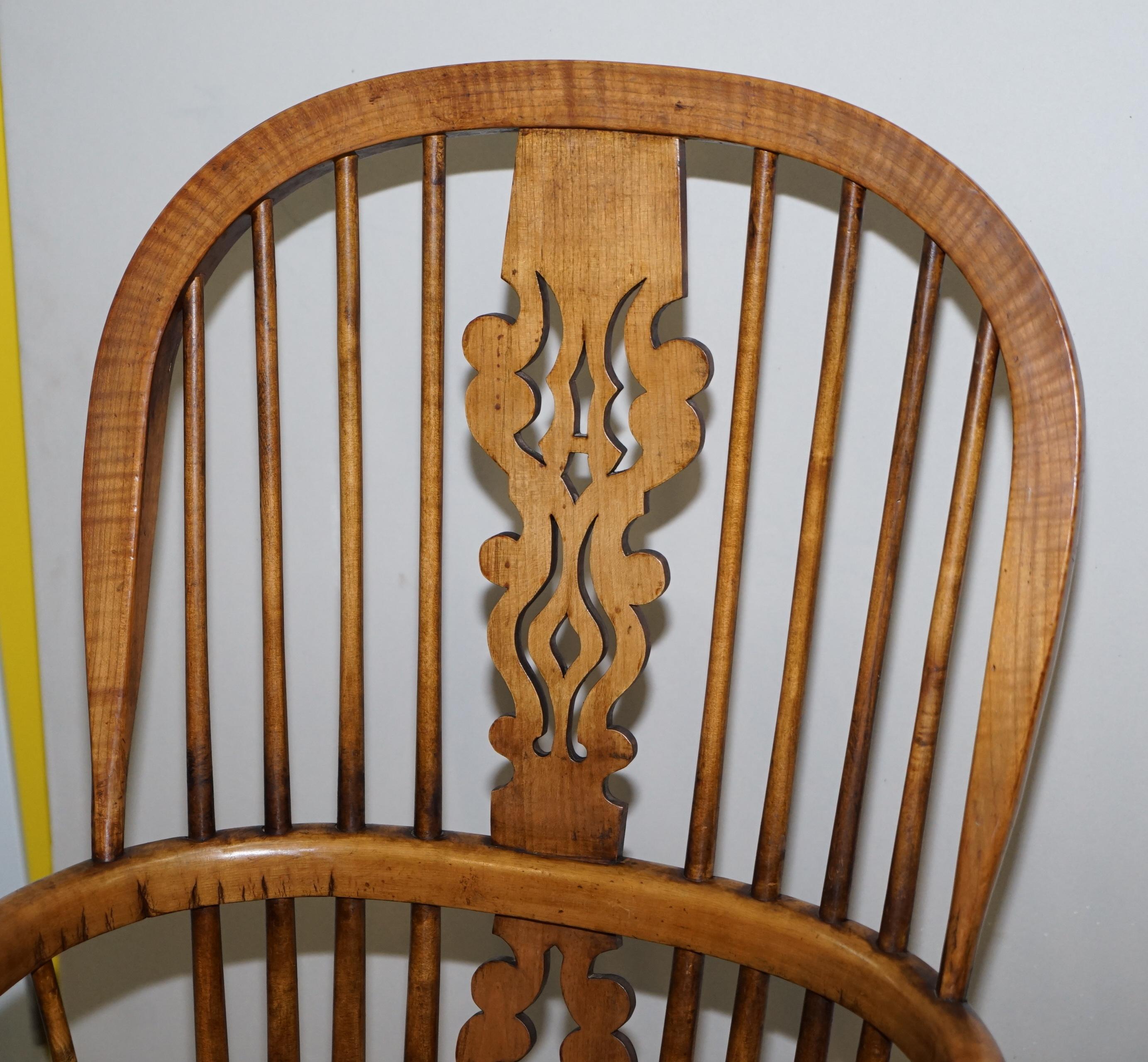 English Classic Antique Victorian 19th Century Elm High Back Windsor Armchair For Sale 1
