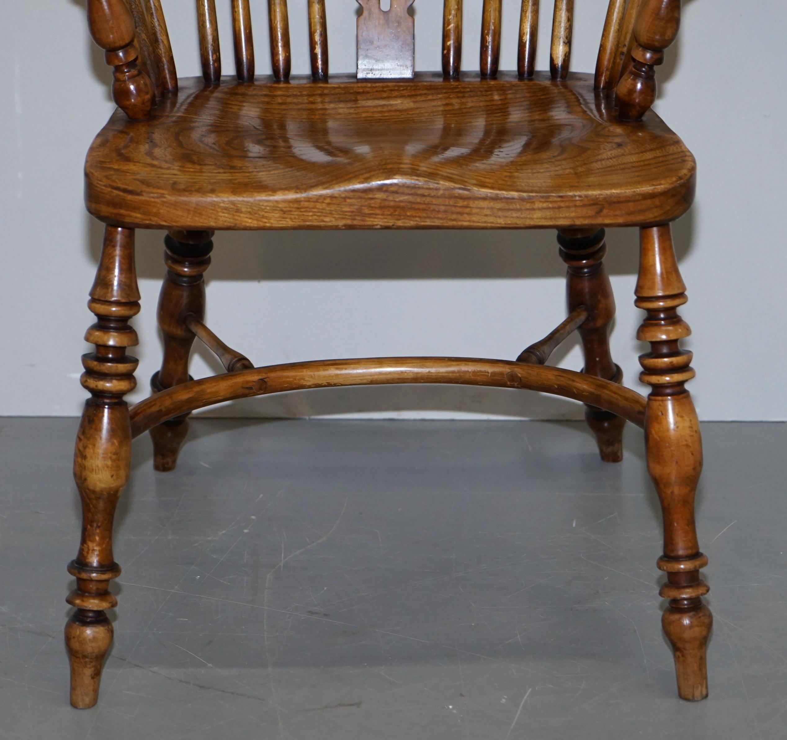 English Classic Antique Victorian 19th Century Elm Hoop Back Windsor Armchair For Sale 3