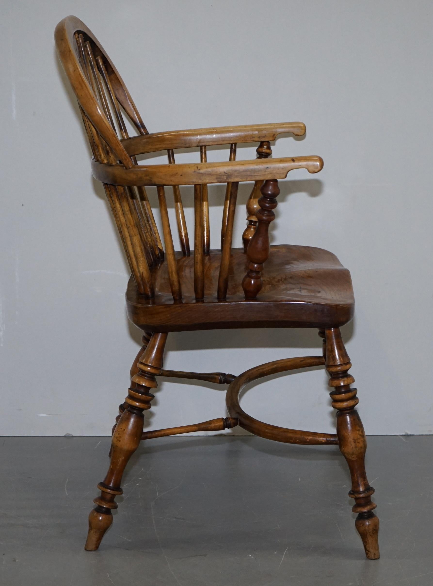 English Classic Antique Victorian 19th Century Elm Hoop Back Windsor Armchair For Sale 6