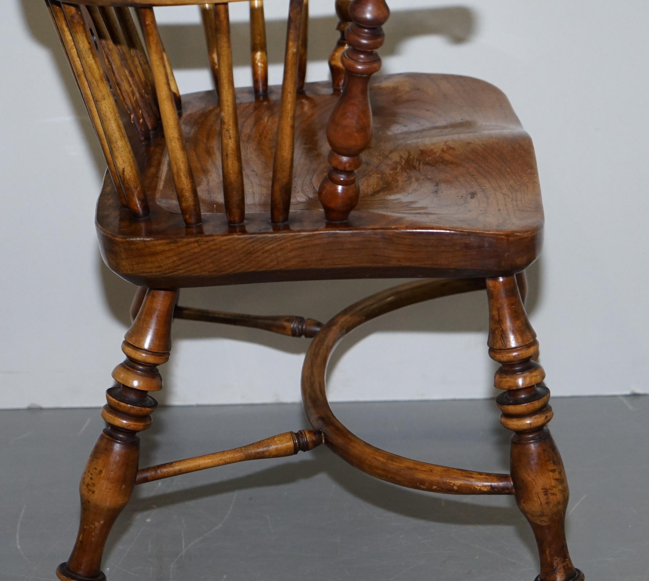 English Classic Antique Victorian 19th Century Elm Hoop Back Windsor Armchair For Sale 7