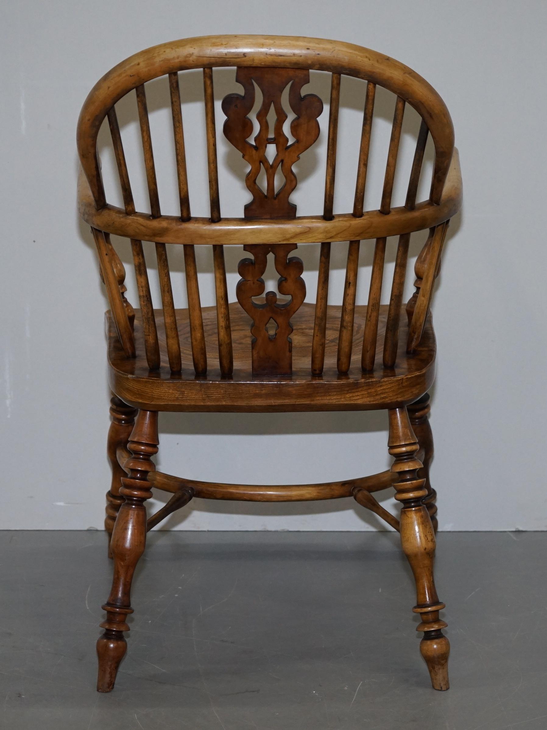 English Classic Antique Victorian 19th Century Elm Hoop Back Windsor Armchair For Sale 8