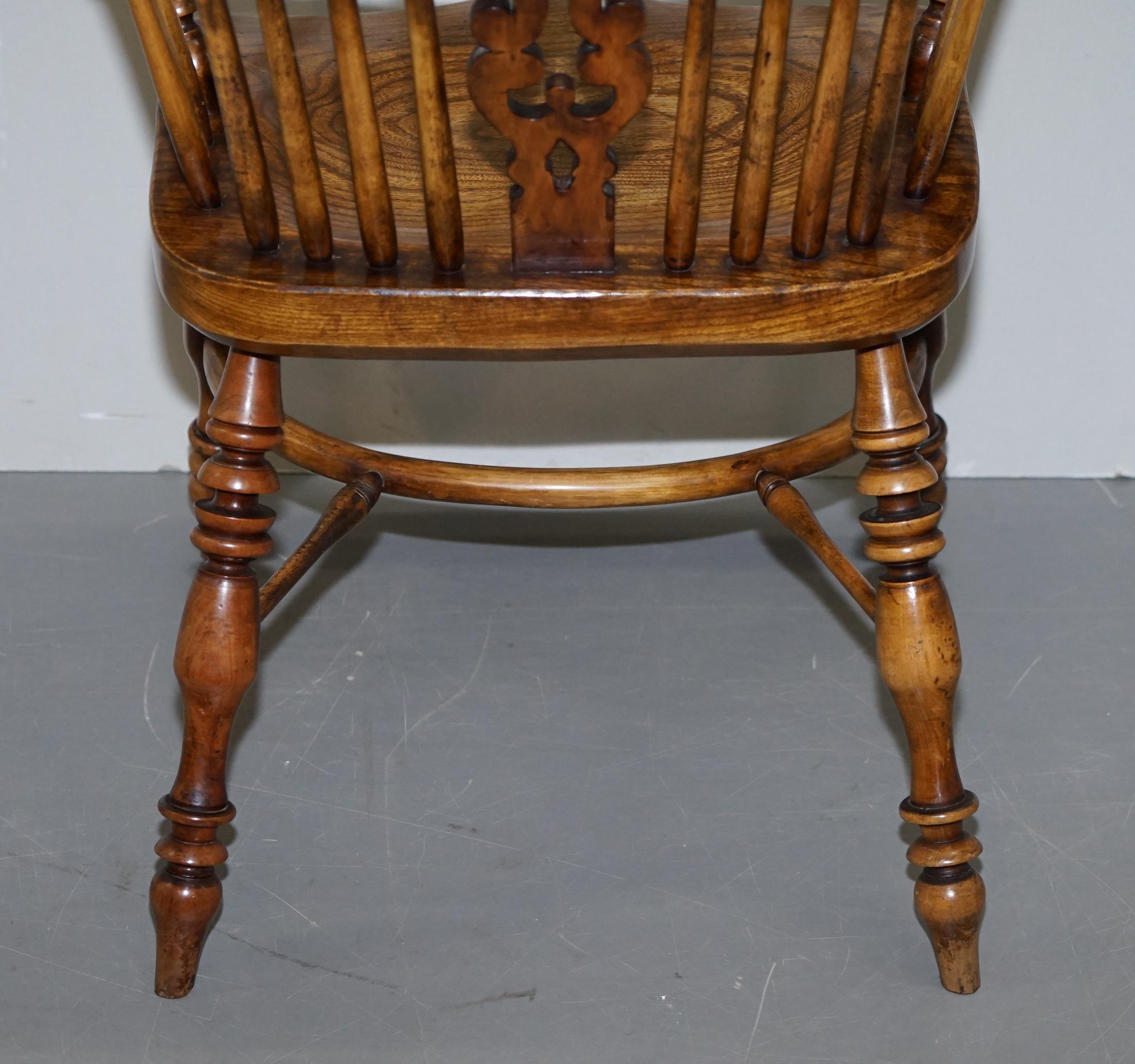 English Classic Antique Victorian 19th Century Elm Hoop Back Windsor Armchair For Sale 9