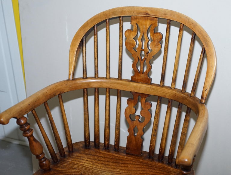 English Classic Antique Victorian 19th Century Elm Hoop Back Windsor