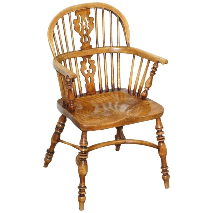 English Classic Antique Victorian 19th Century Elm Hoop Back Windsor Armchair For Sale
