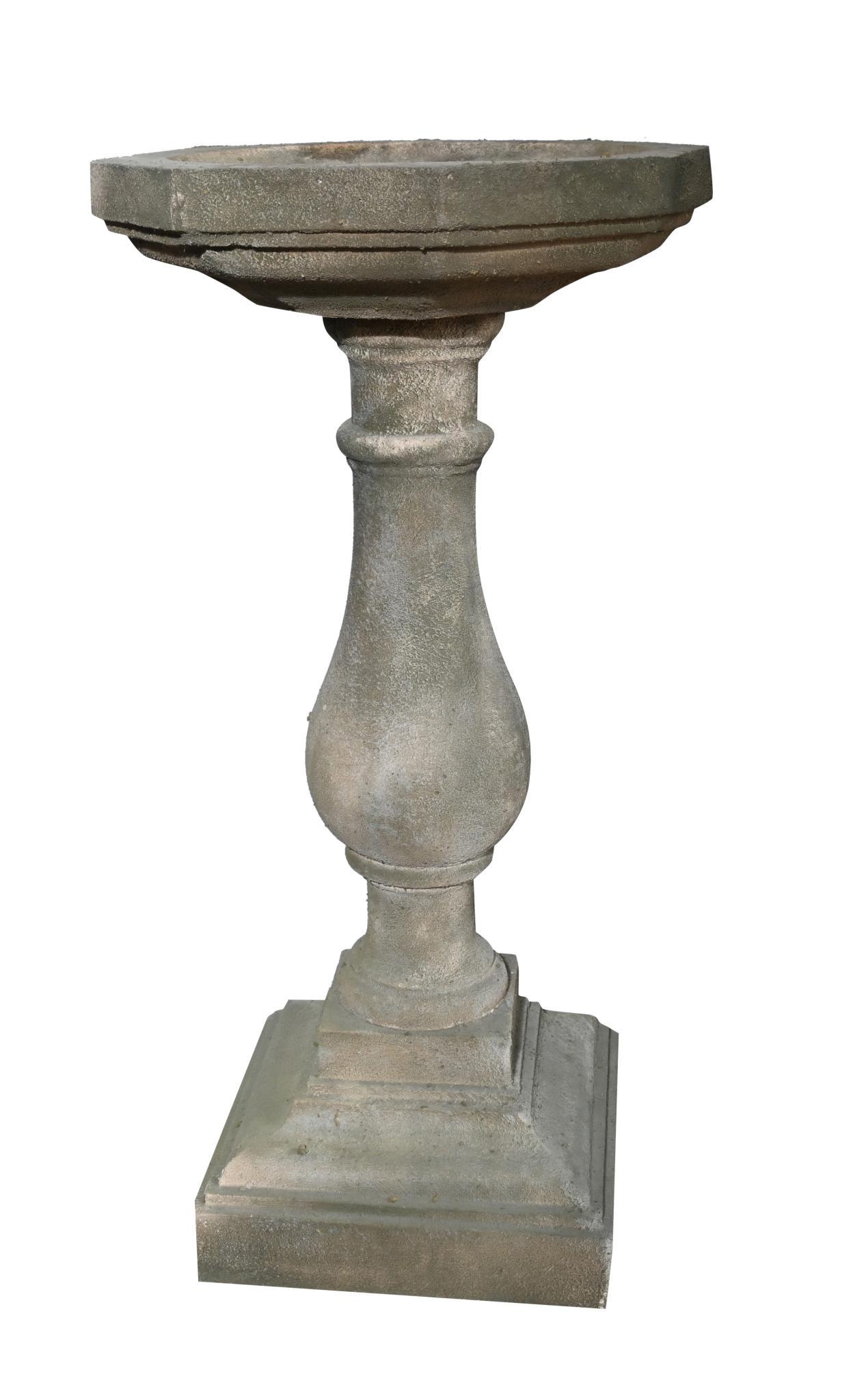English Classic Bird Bath Garden Font Stone In Good Condition For Sale In Potters Bar, GB