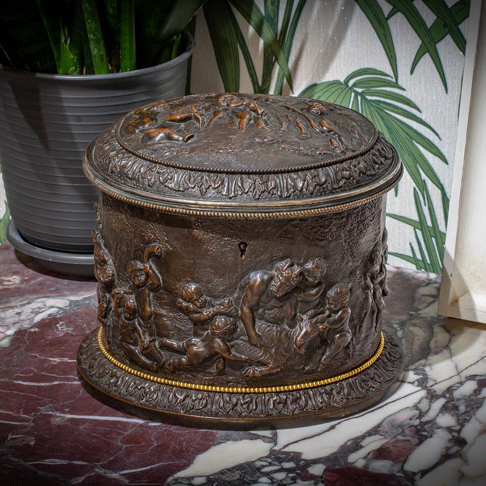 Splendido design patinato in stile Repousse 

Dalla nostra collezione di oggetti decorativi, siamo lieti di presentarti questo superbo esempio di porta tè in Repousse di Grinsell e Bourne. Il Tea Caddy di grande forma ovale è ampiamente decorato in