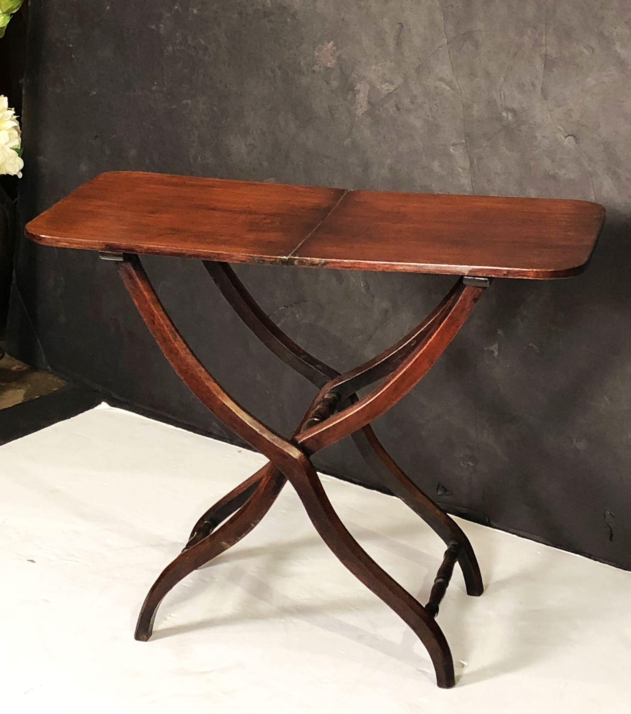 English Coaching Table with Serpentine Legs of Mahogany In Good Condition For Sale In Austin, TX