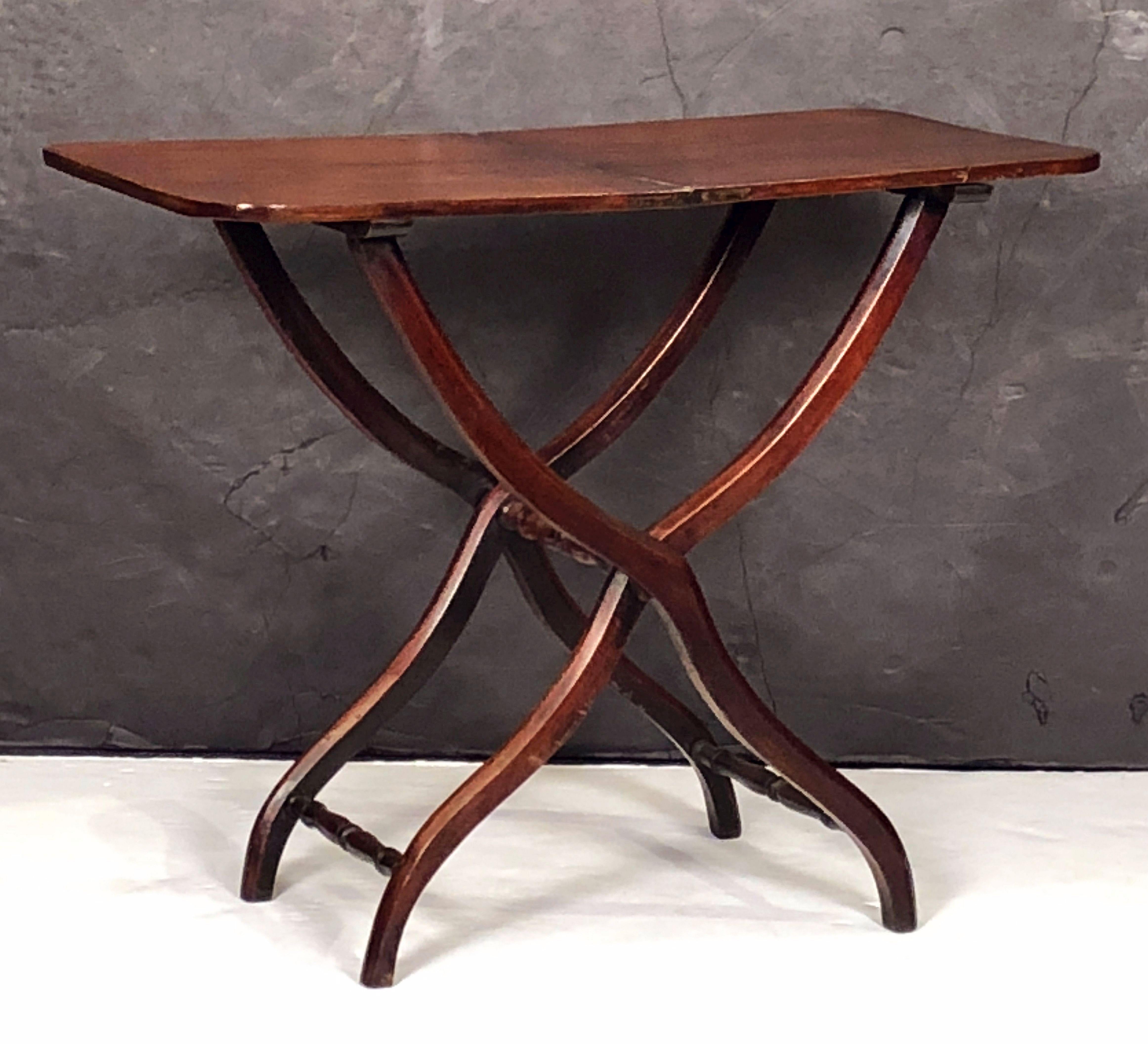 19th Century English Coaching Table with Serpentine Legs of Mahogany For Sale