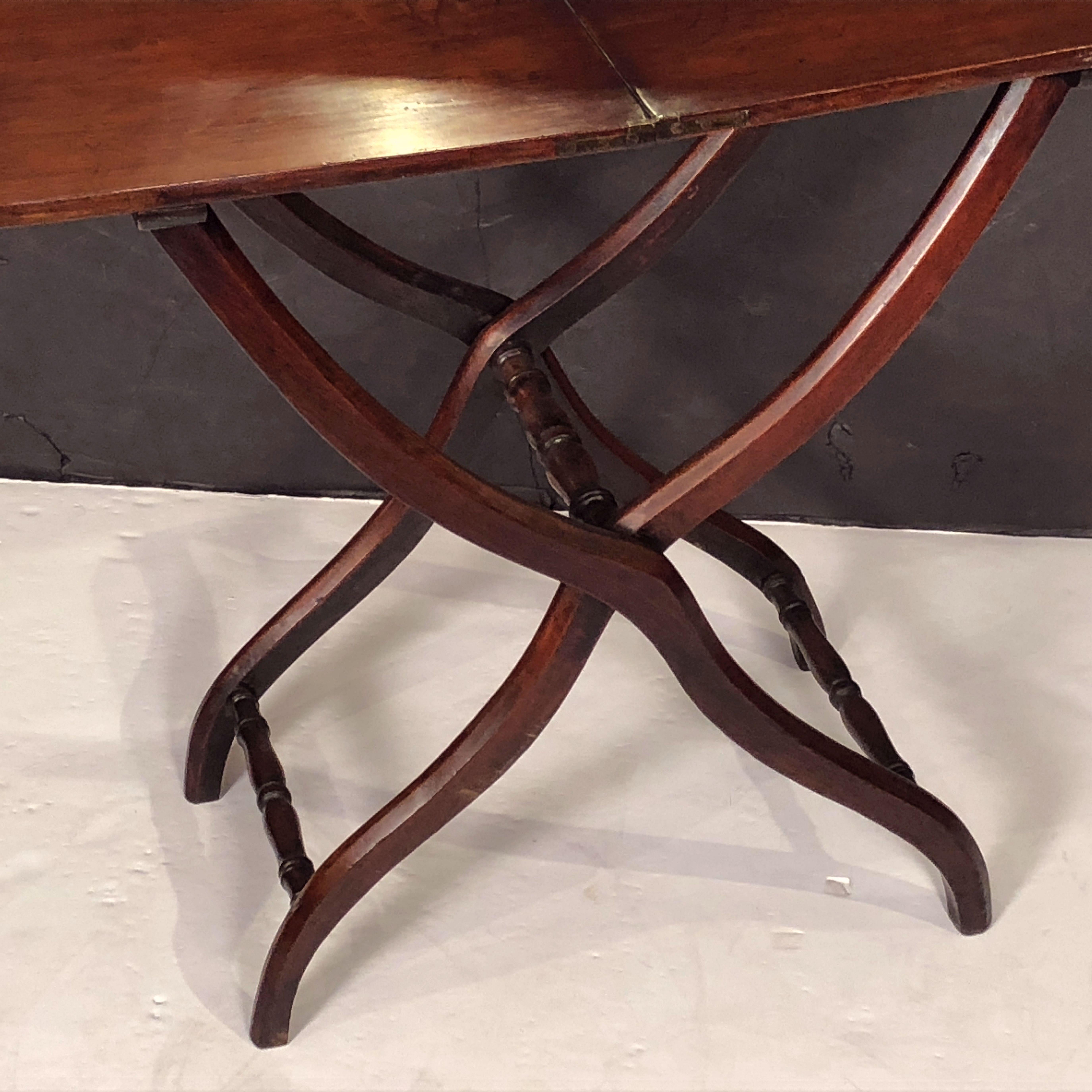 English Coaching Table with Serpentine Legs of Mahogany For Sale 1