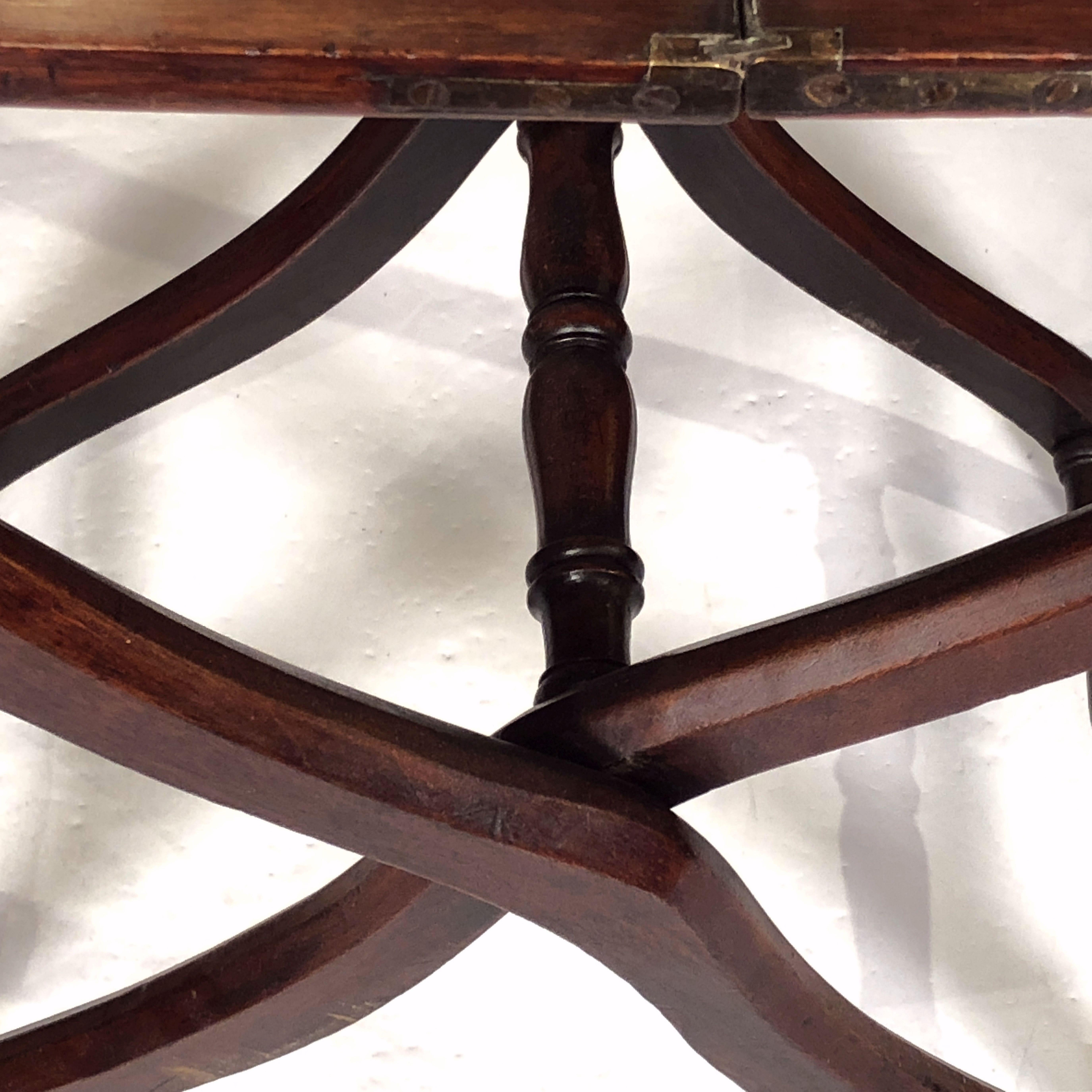 English Coaching Table with Serpentine Legs of Mahogany For Sale 4