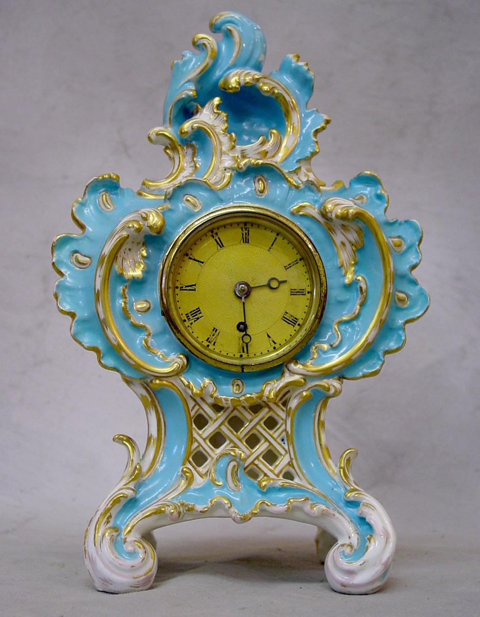 English Coalbrookdale Porcelain Cased Vulliamy Mantel Clock In Good Condition For Sale In London, GB