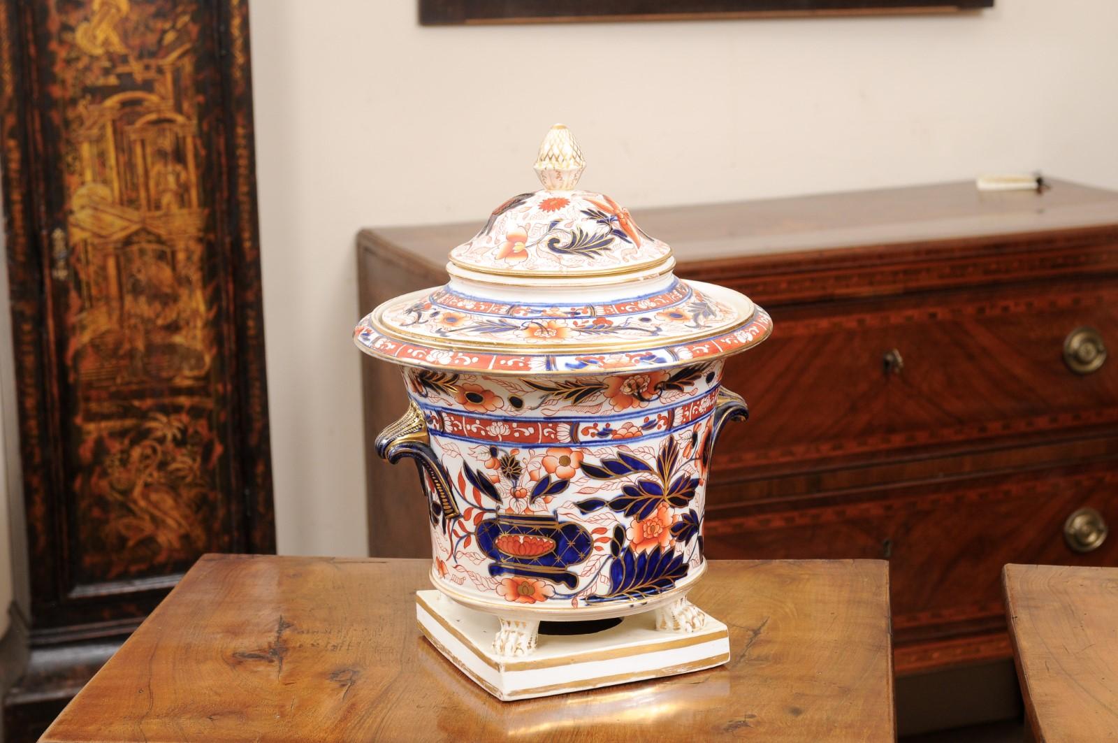Early 19th Century English Coalport Imari Champaign Cooler with Lid and Paw Feet, ca. 1810 For Sale