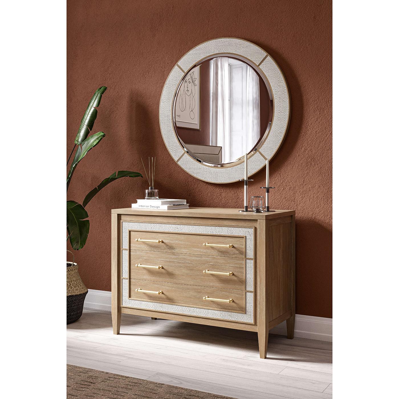 Caratterizzato da una struttura in mogano di forma neo classica con finitura naturale Sandbar, questo pezzo squisito emana fascino e raffinatezza. Le eleganti maniglie dorate e i dettagli in Rattan White ne esaltano il fascino lussuoso, rendendolo