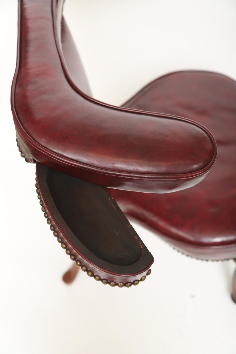 Mid-19th Century Red Leather Cock Fighting Chair in Mahogany with Brass Nailheads-England, 19th c For Sale