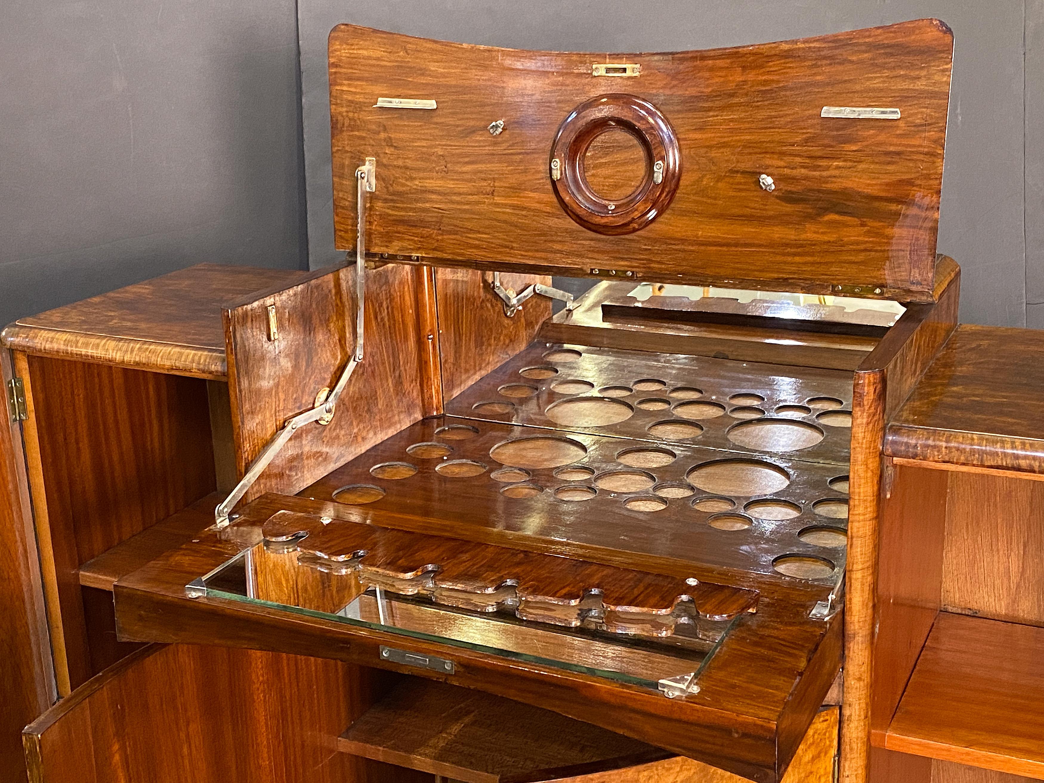 Biseauté Bar à cocktails ou meuble à boissons anglais de l'époque Art Déco en vente