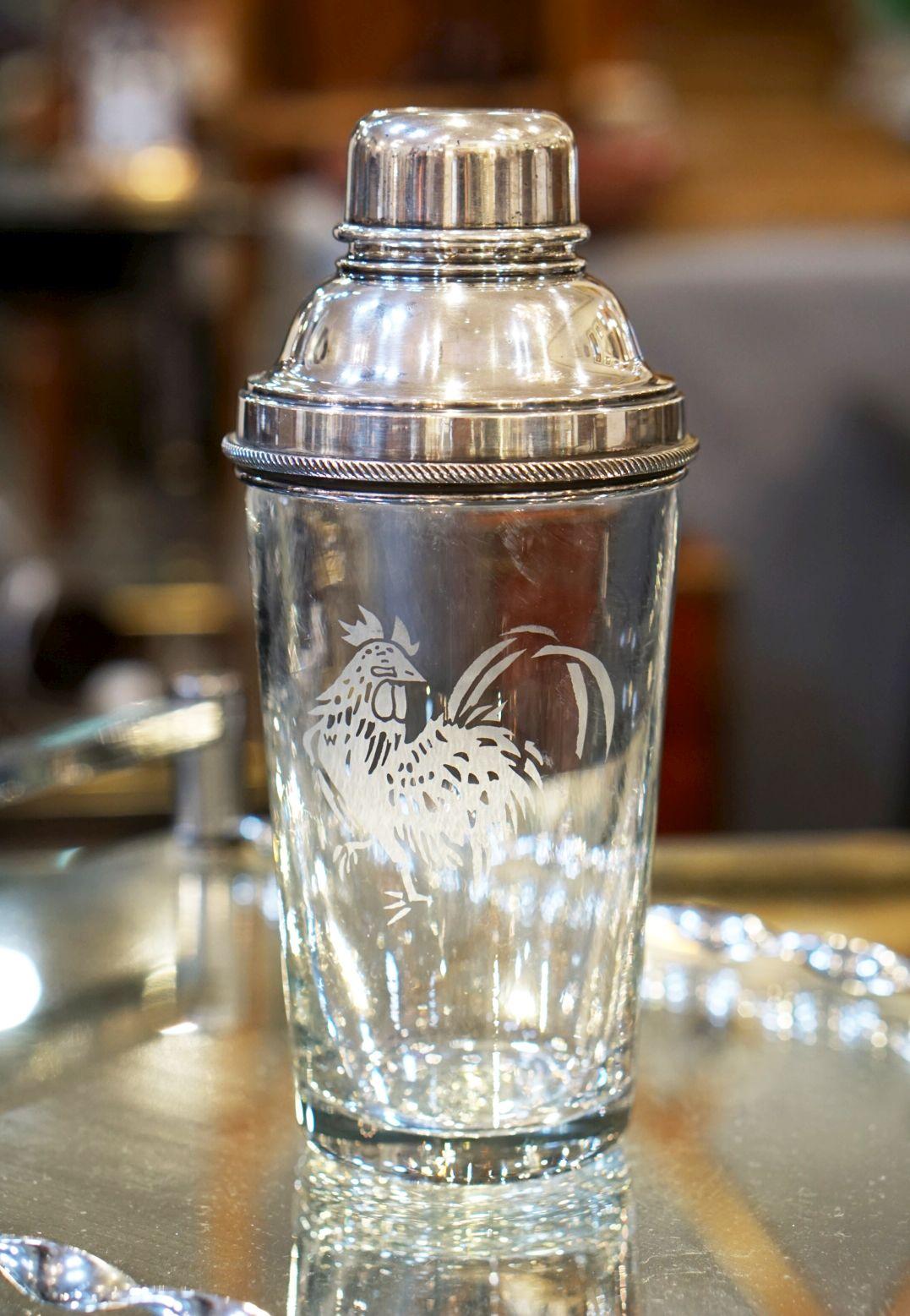 A large vintage English cocktail drinks or martini shaker with removable cap and strainer of fine plate silver, 1 pint, featuring an etched cockerel or rooster on a cylindrical tapering glass body.

Marked inside of cap: James Dixon and Sons