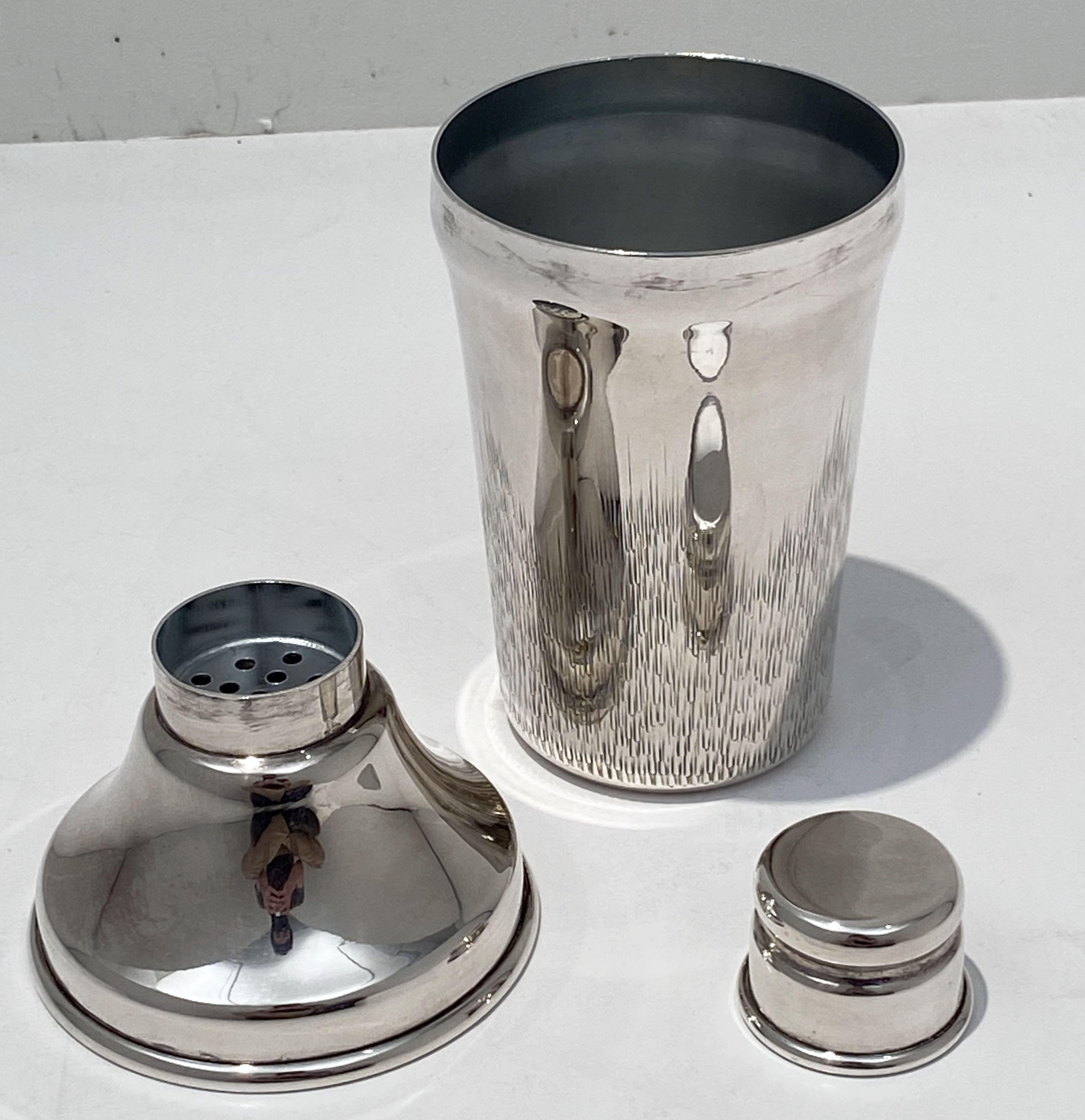English Cocktail or Martini Shaker by Parkin Silversmiths In Good Condition In Austin, TX