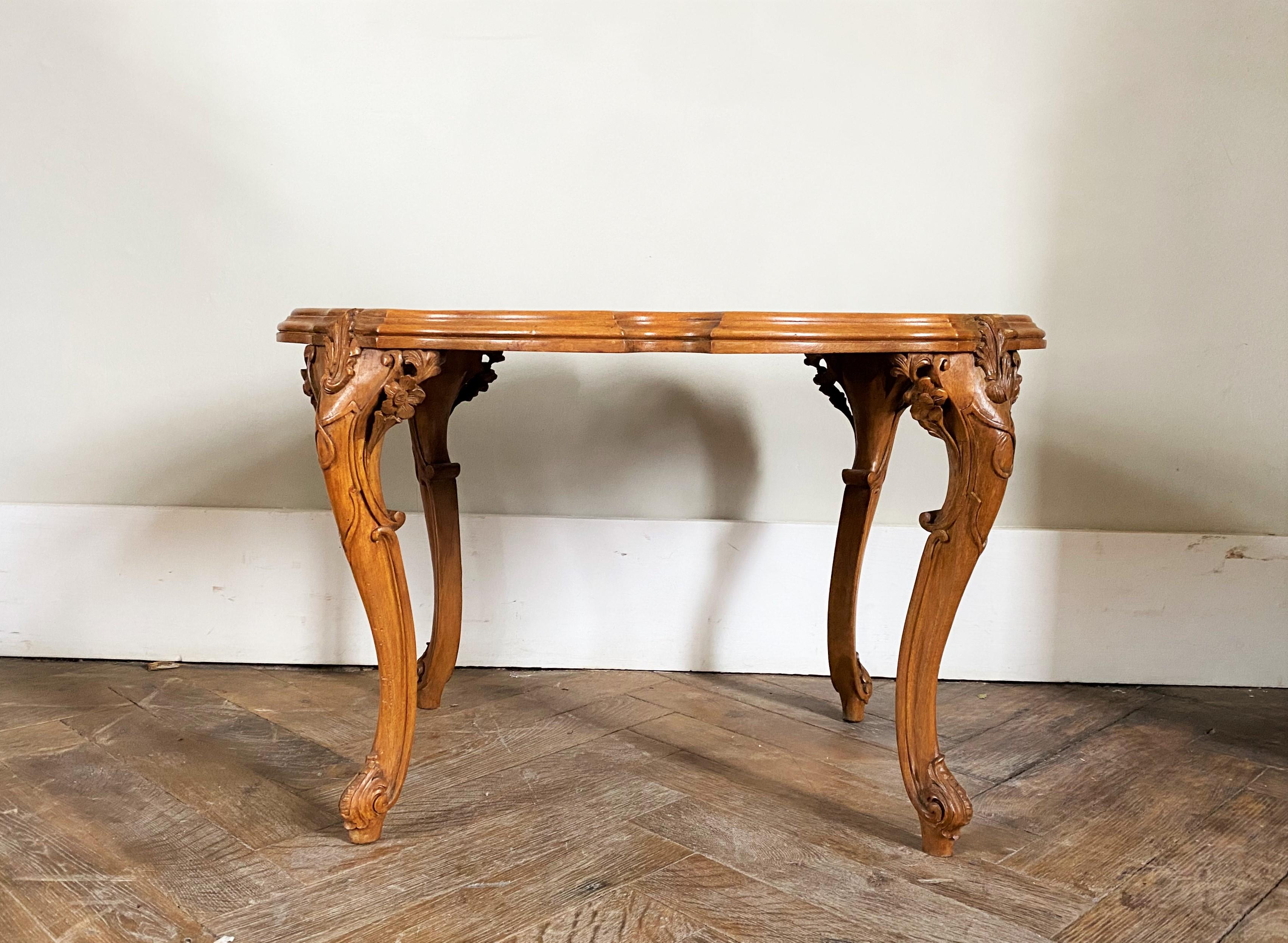 Very elegant Louis XV style coffee table. The violin-shaped top is covered with a beautiful burl walnut veneer. The arched beech legs typical of the Louis XV style are finely carved with scrolls and foliage. This pretty little table is ideal as a