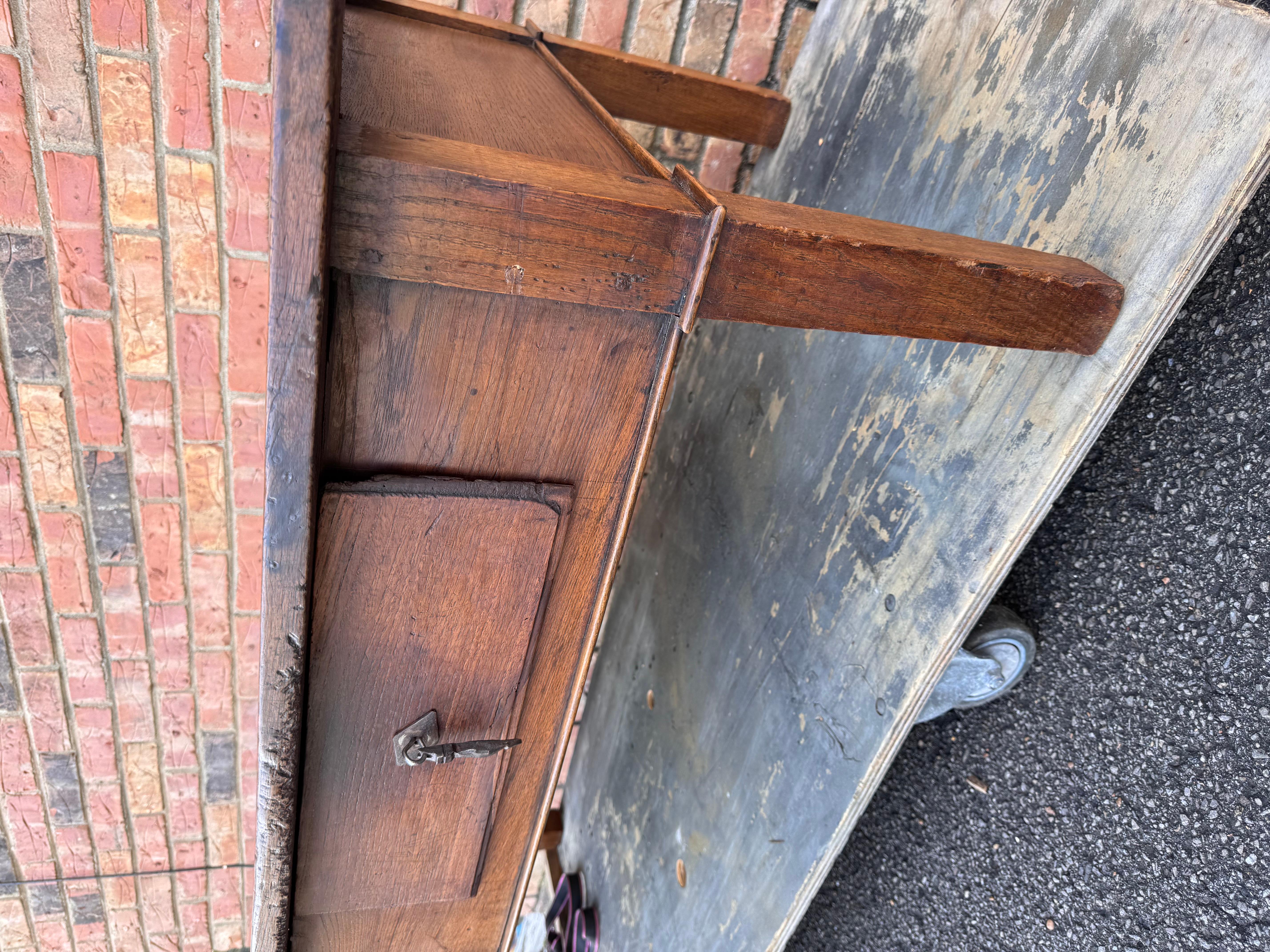 Anglais Table basse anglaise avec tiroirs en vente