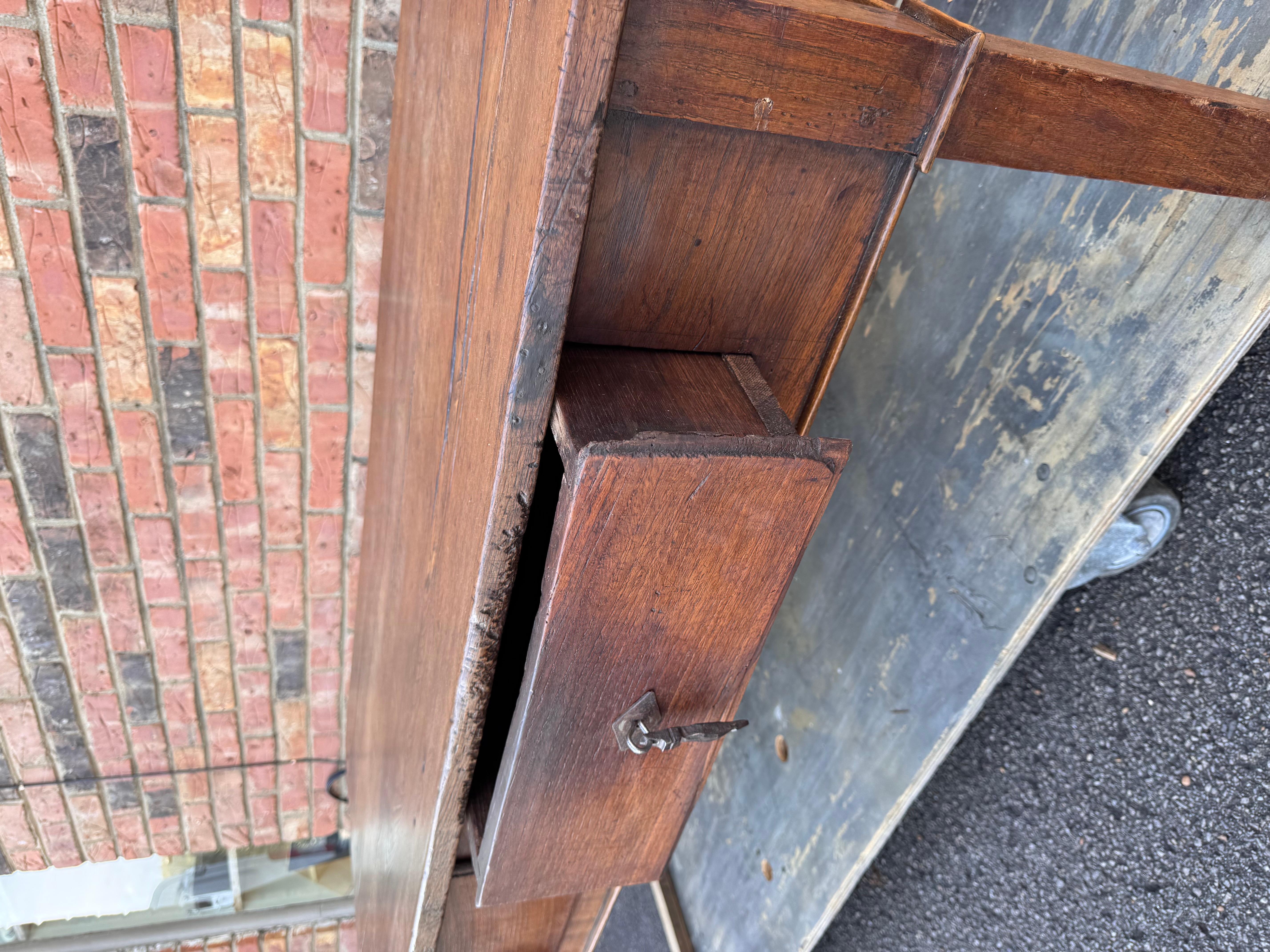Table basse anglaise avec tiroirs Bon état - En vente à Nashville, TN