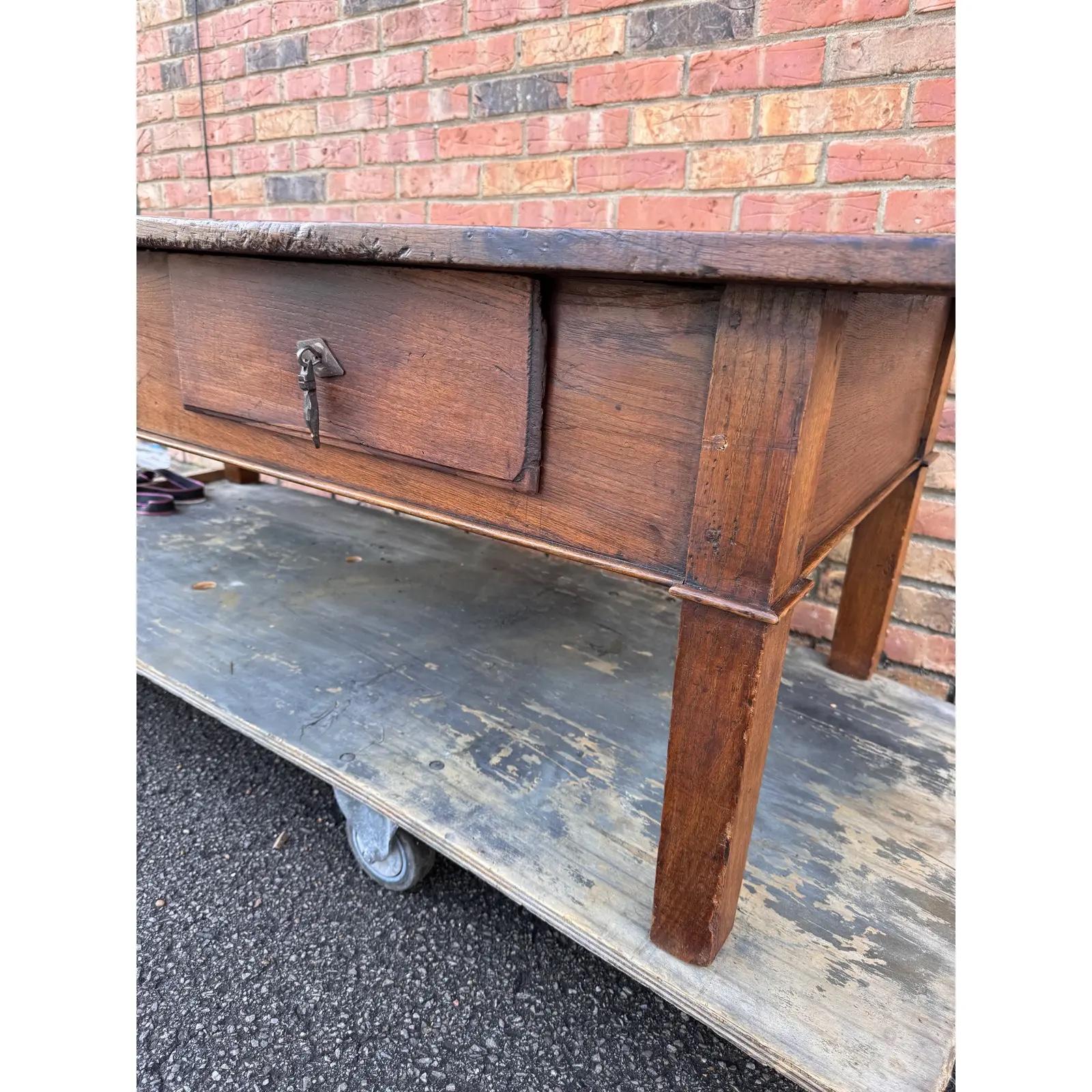 English Coffee Table With Drawers In Good Condition For Sale In Nashville, TN