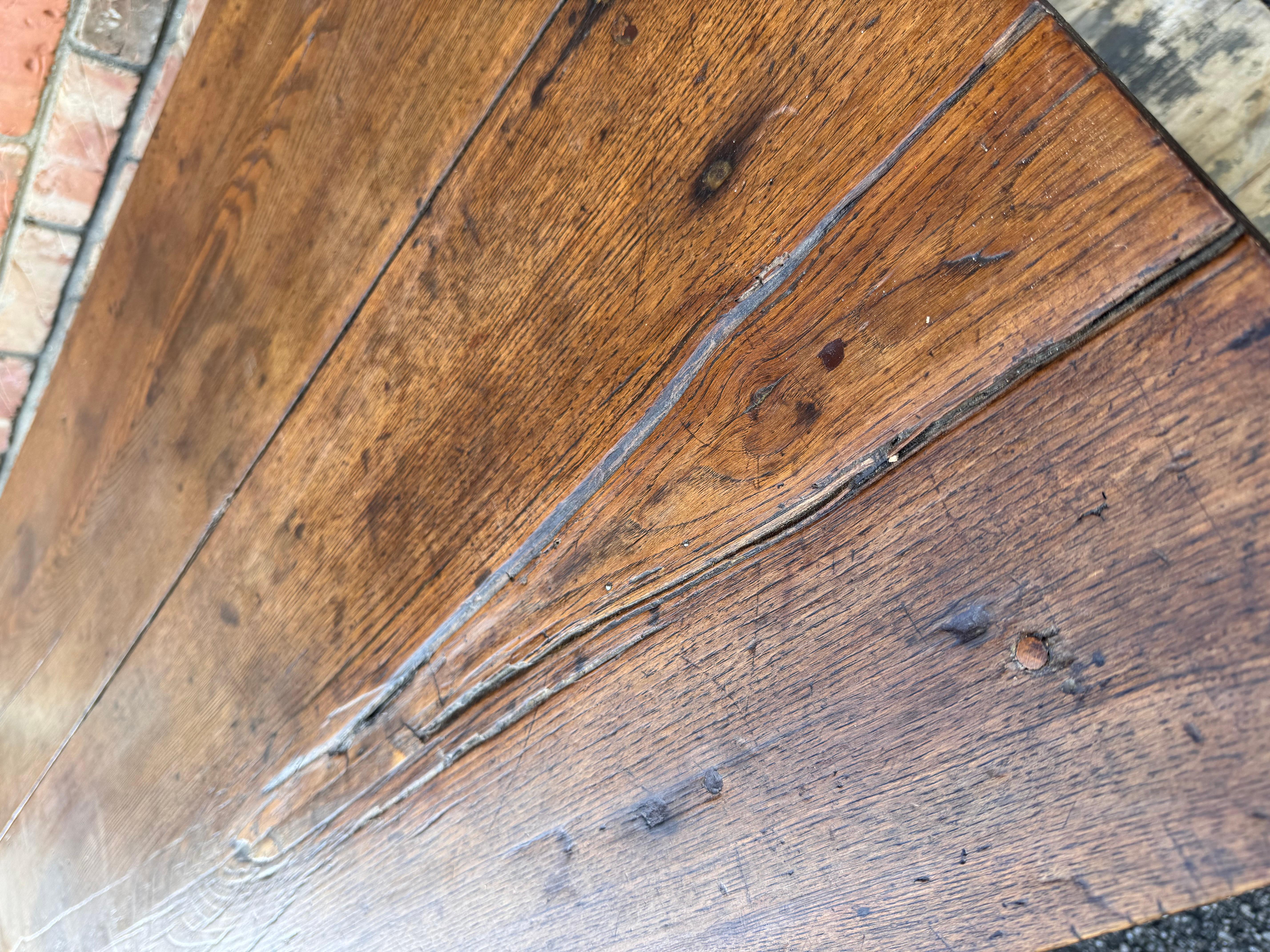 Bois Table basse anglaise avec tiroirs en vente