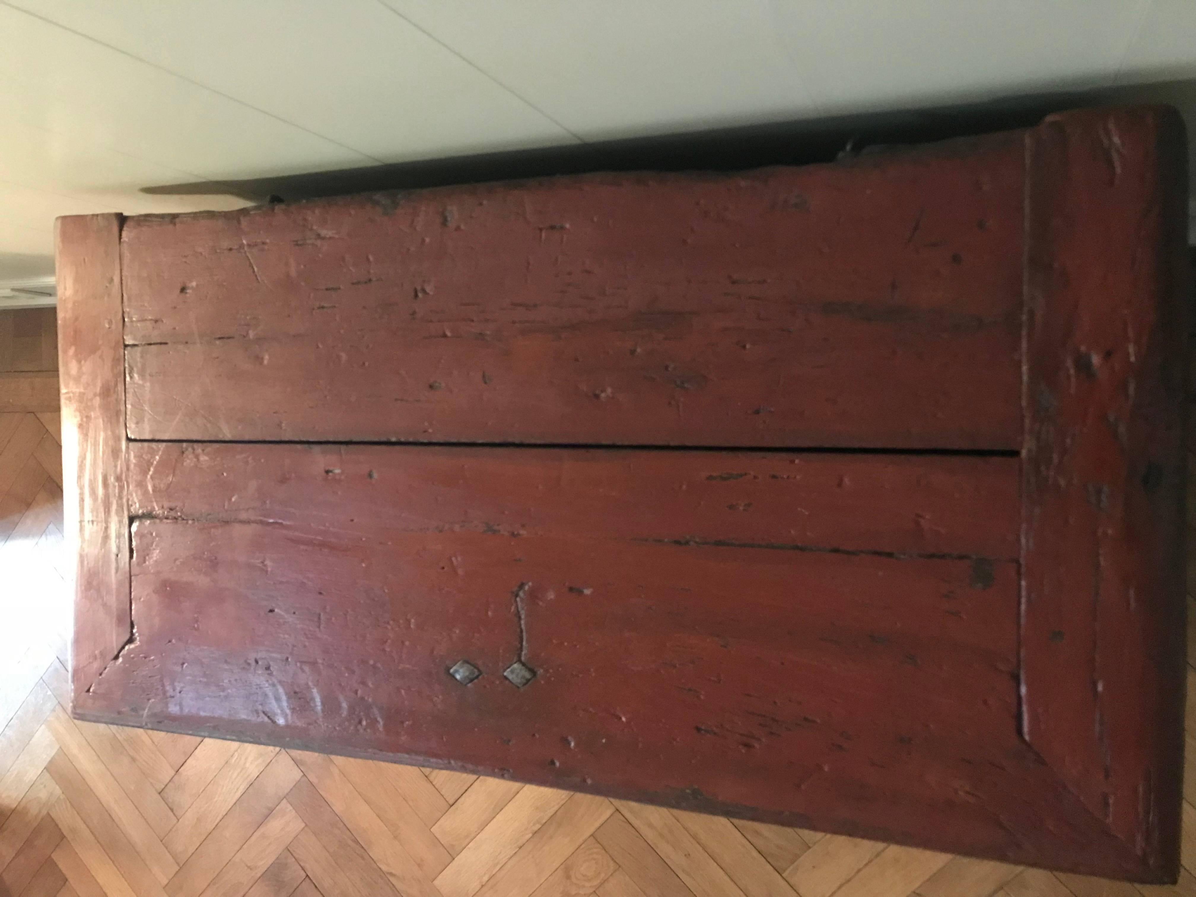 English Coffer or Trunk, 18th Century In Good Condition For Sale In Schellebelle, BE
