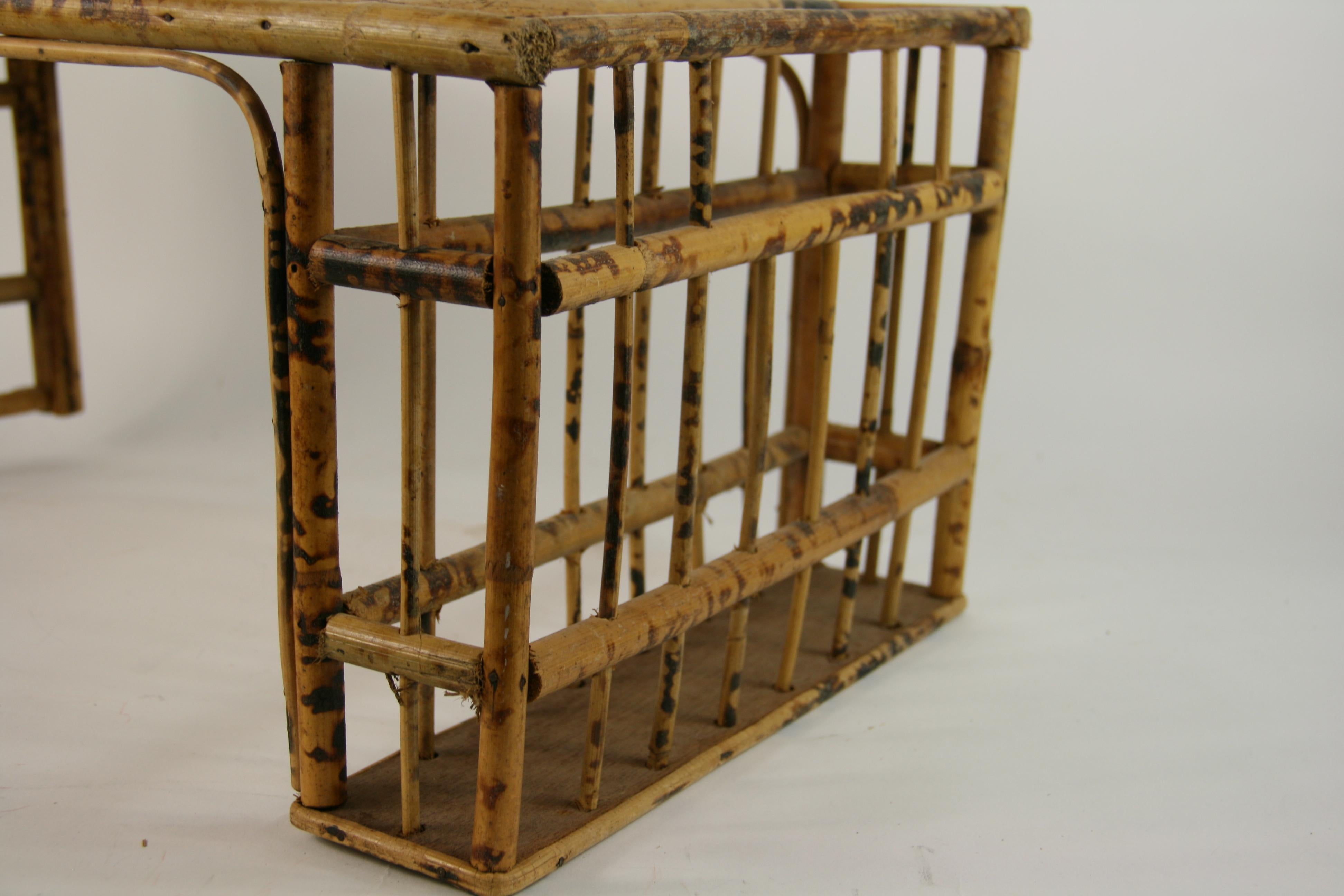 Bamboo Bed Tray mit integriertem Zeitschriftenregal (Mitte des 20. Jahrhunderts) im Angebot