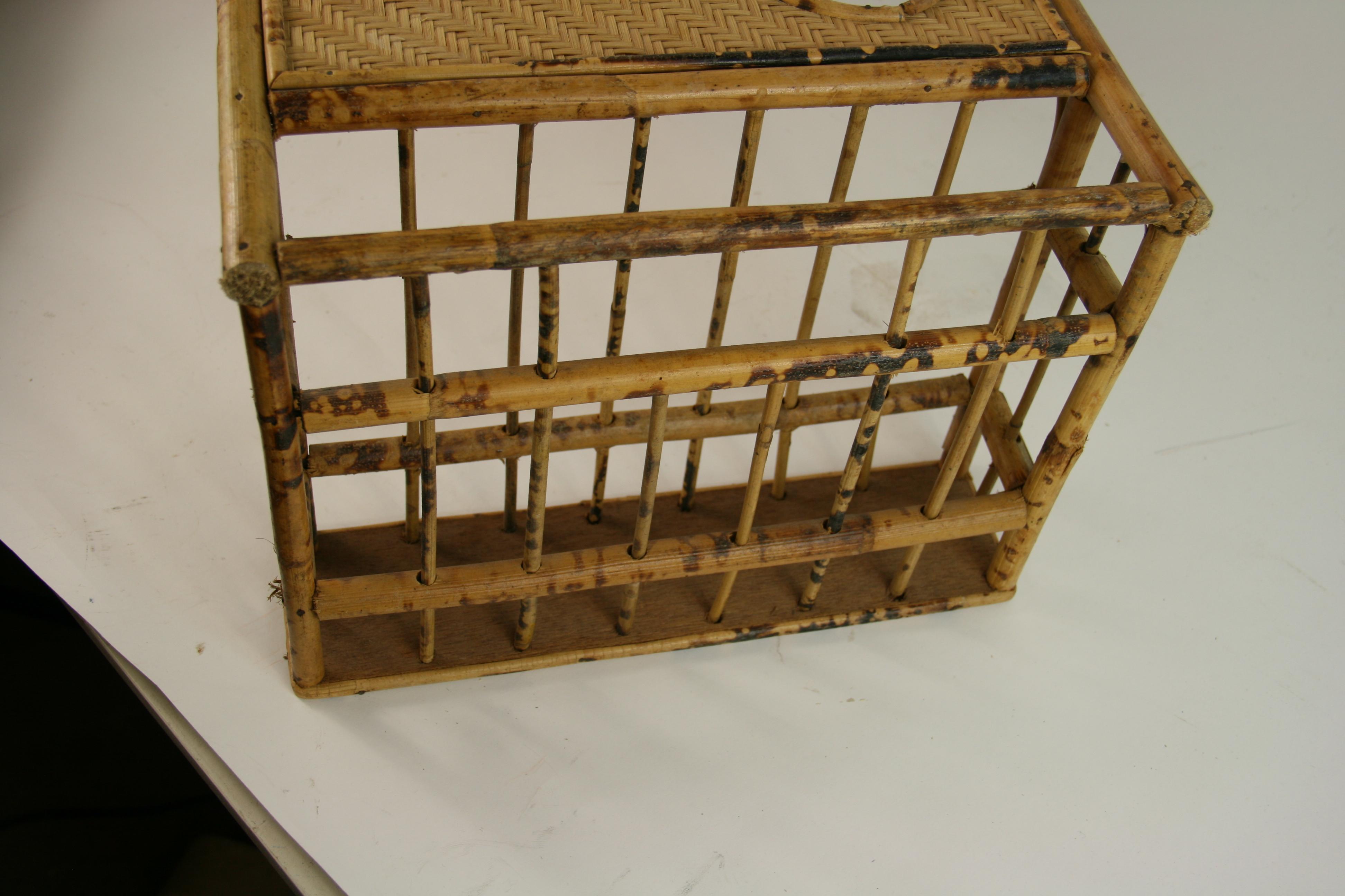 Bamboo Bed Tray mit integriertem Zeitschriftenregal im Angebot 2