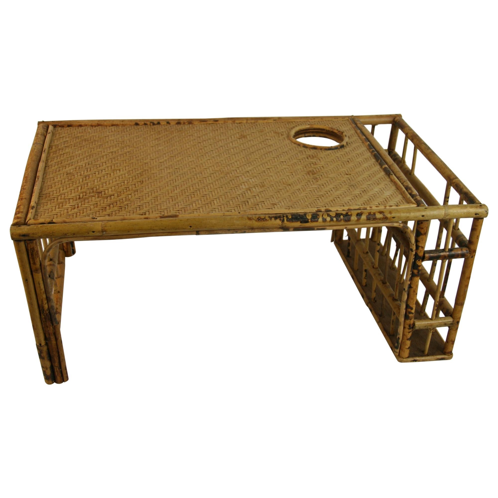 Plateau de lit en bambou avec porte-revues en builtin