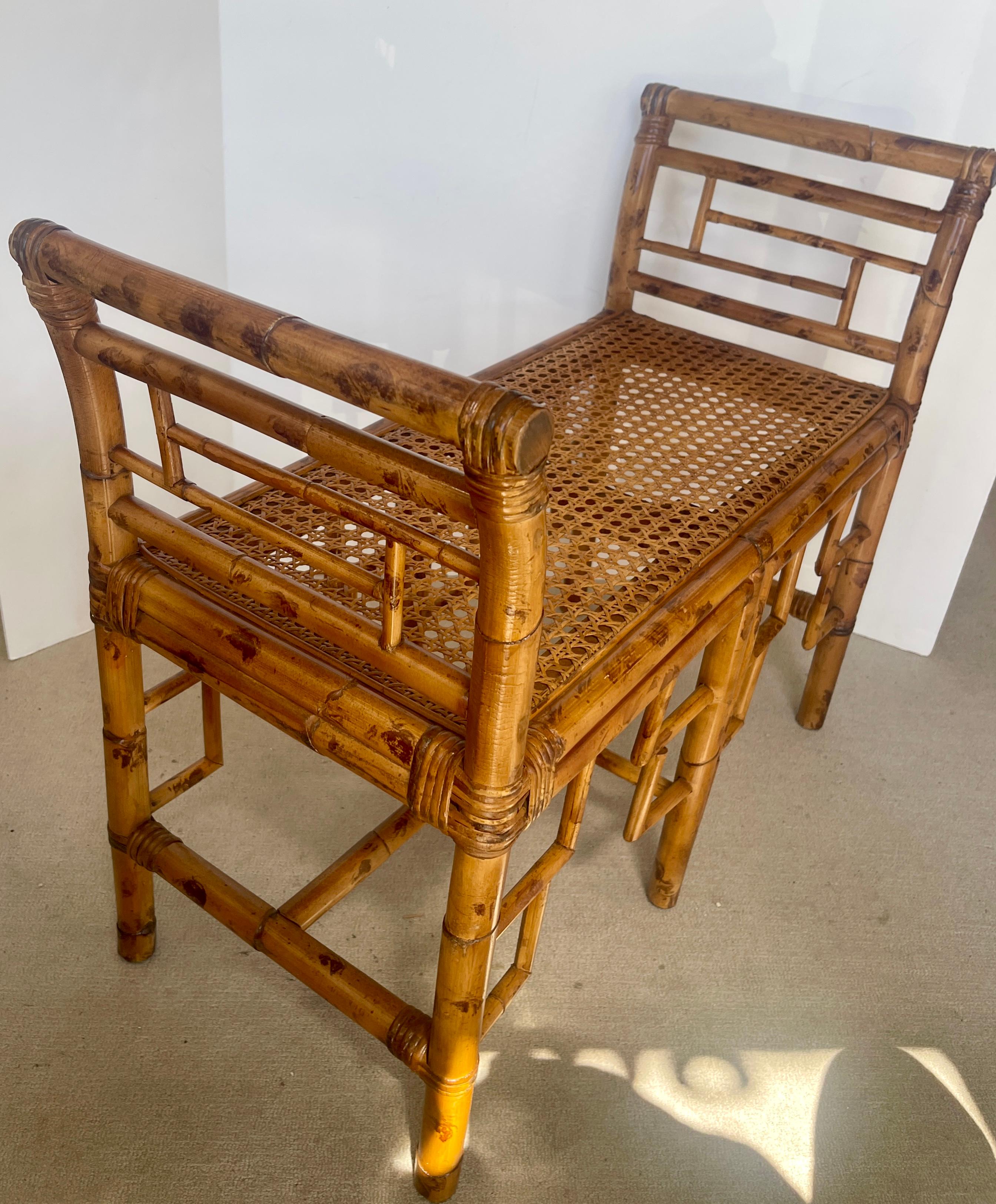 Just in, this English Colonial Bamboo & Wicker Bench With Cane Seat in the Chinoiserie, Chippendale style.
The cane is in perfect condition.
Very good condition, no lisses or damage, consistent with age and use.
