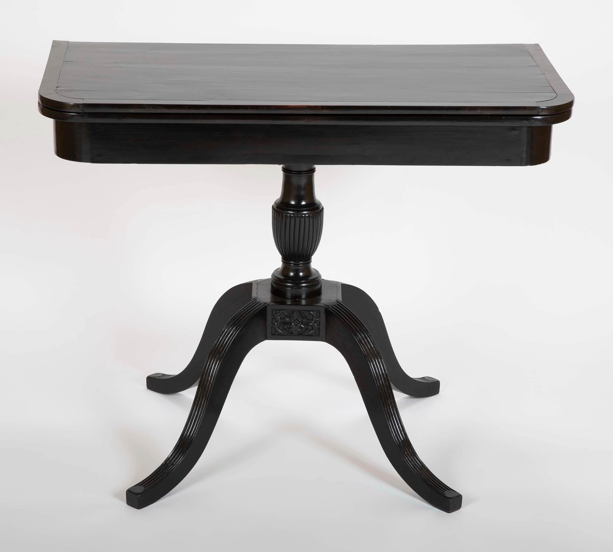 Ein Spieltisch aus Ebenholz aus der englischen Kolonialzeit mit einer Klappplatte auf einer Mittelsäule und vier Cabriole-Beinen.
