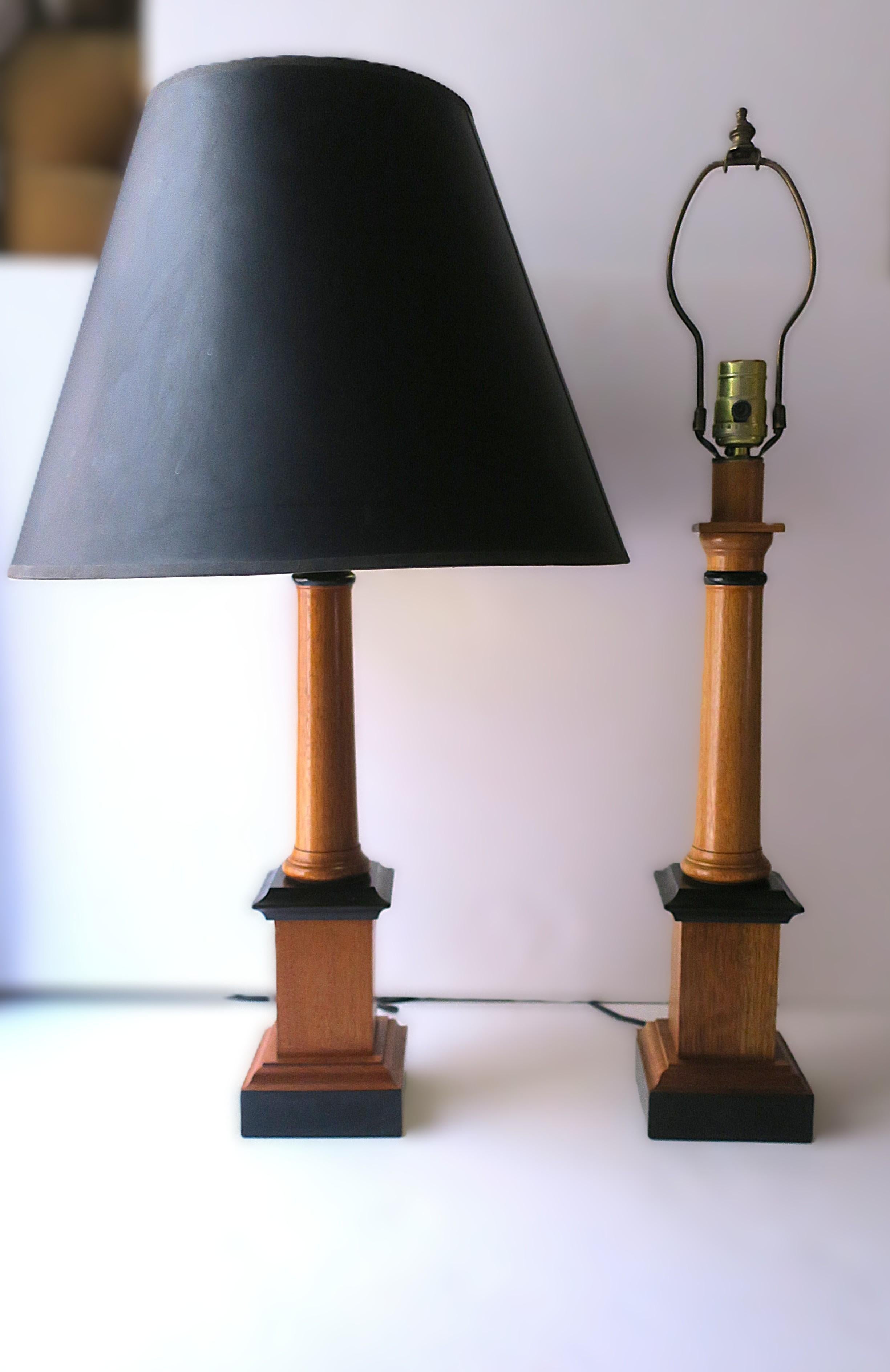 Paire de lampes de table à colonne en bois fabriquées à la main en Angleterre, dans une teinte marron clair à moyen avec des détails noirs en haut et en bas, vers la fin du 20e siècle, Angleterre. Marqué 