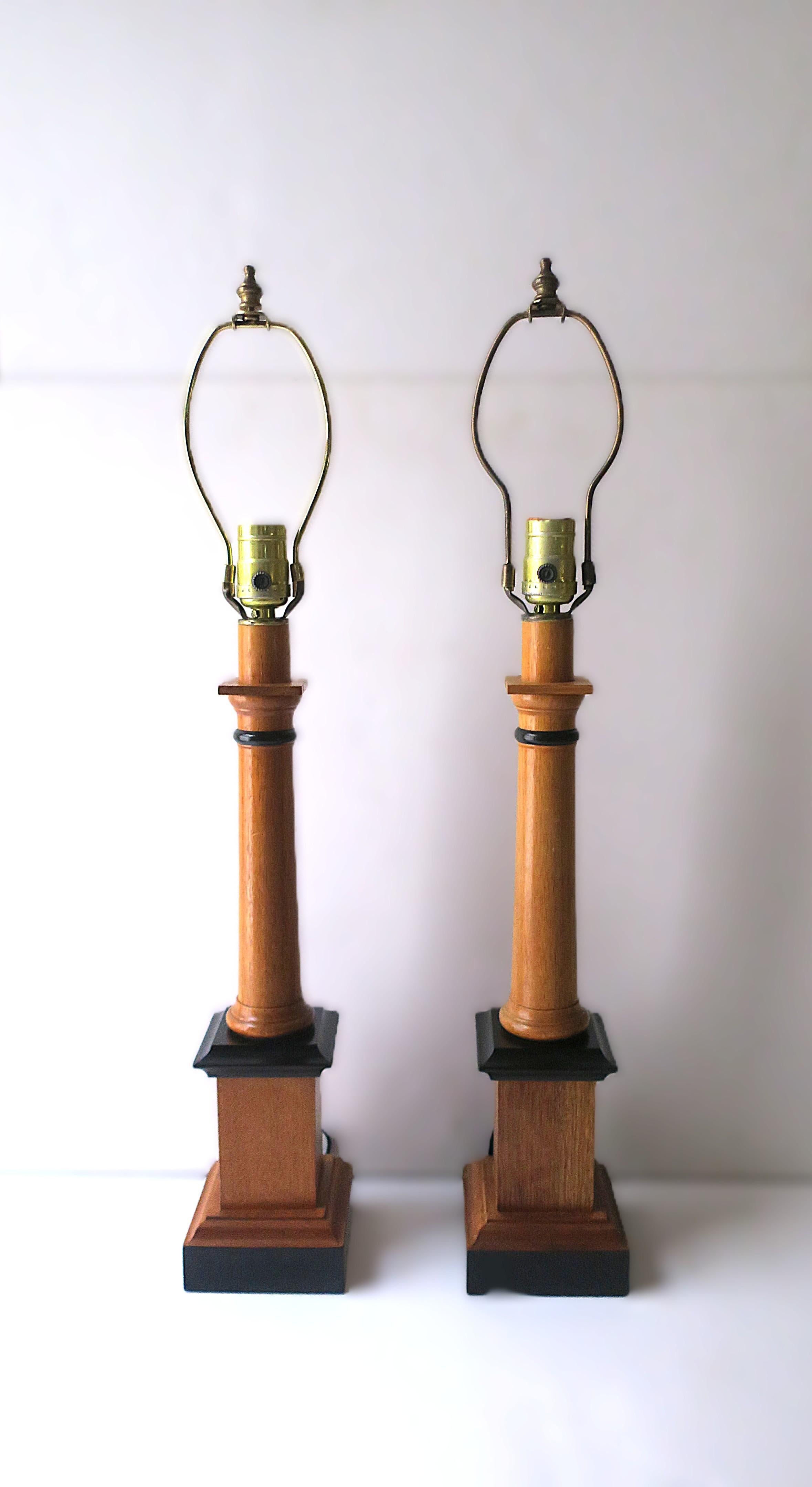 Néoclassique Paire de lampes de table à colonne anglaise en vente