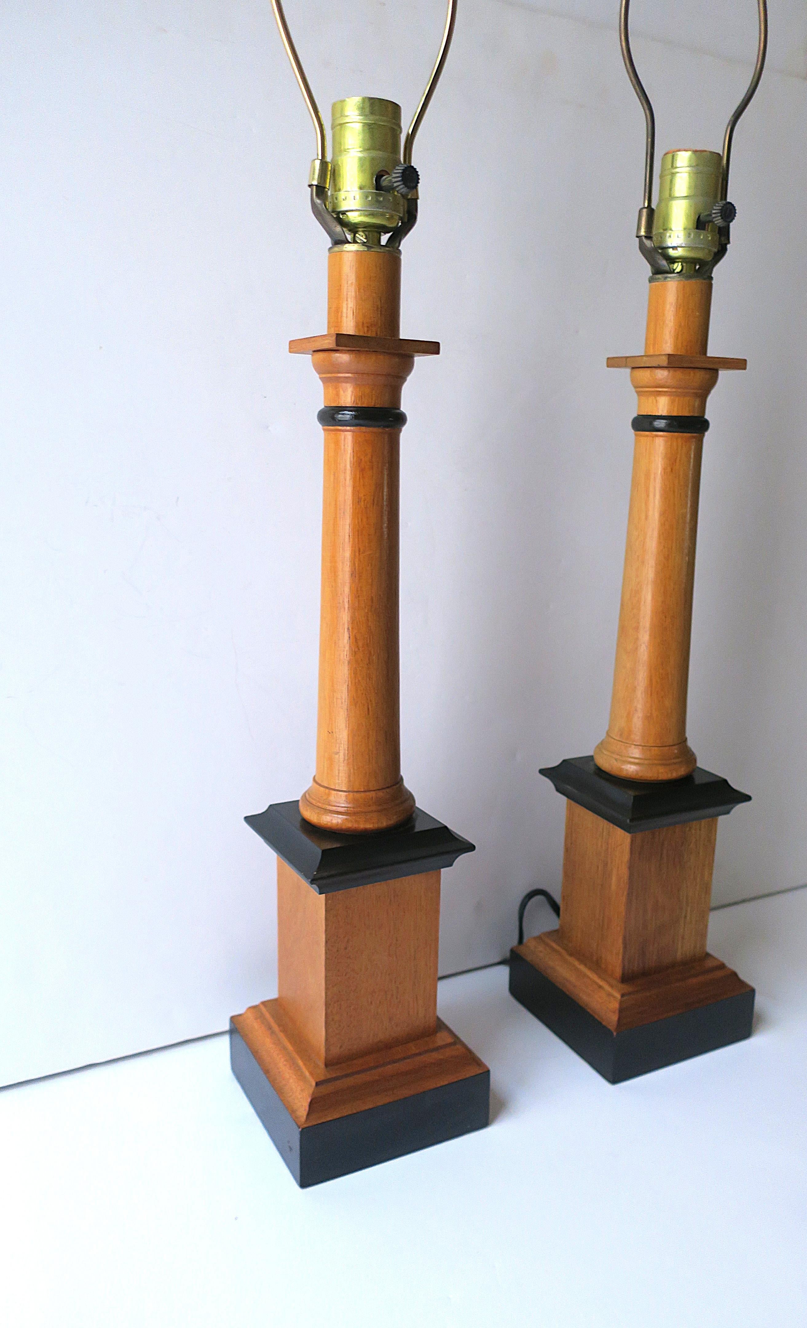 Paire de lampes de table à colonne anglaise Bon état - En vente à New York, NY