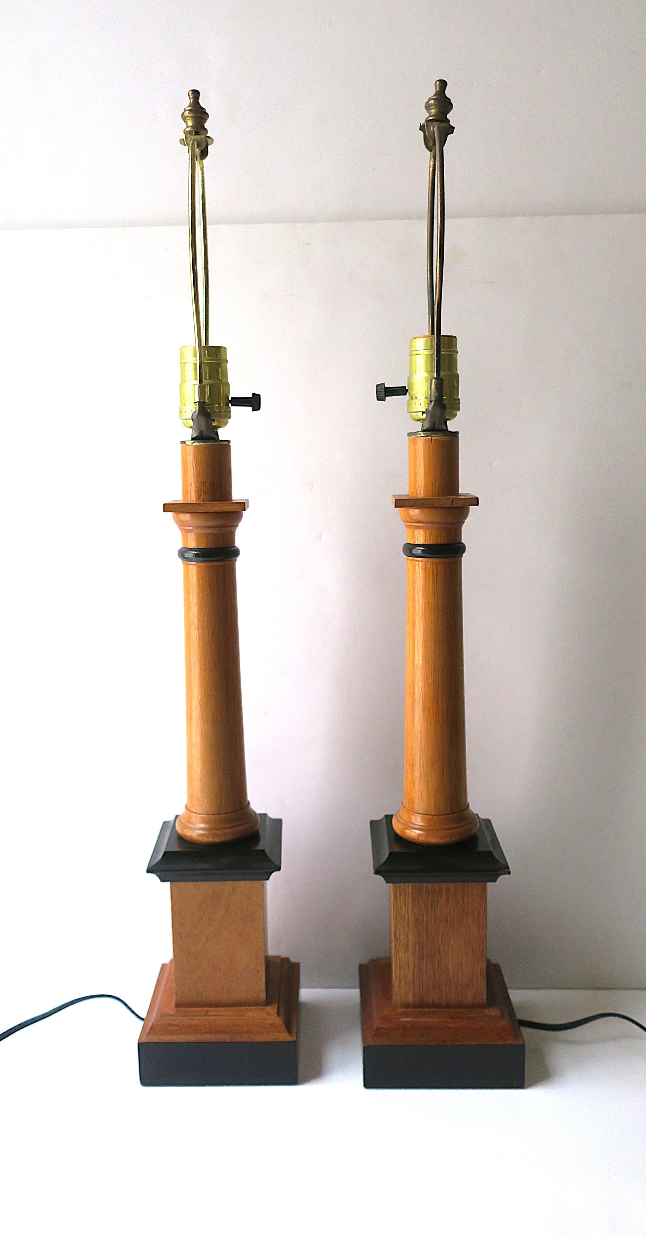 20ième siècle Paire de lampes de table à colonne anglaise en vente