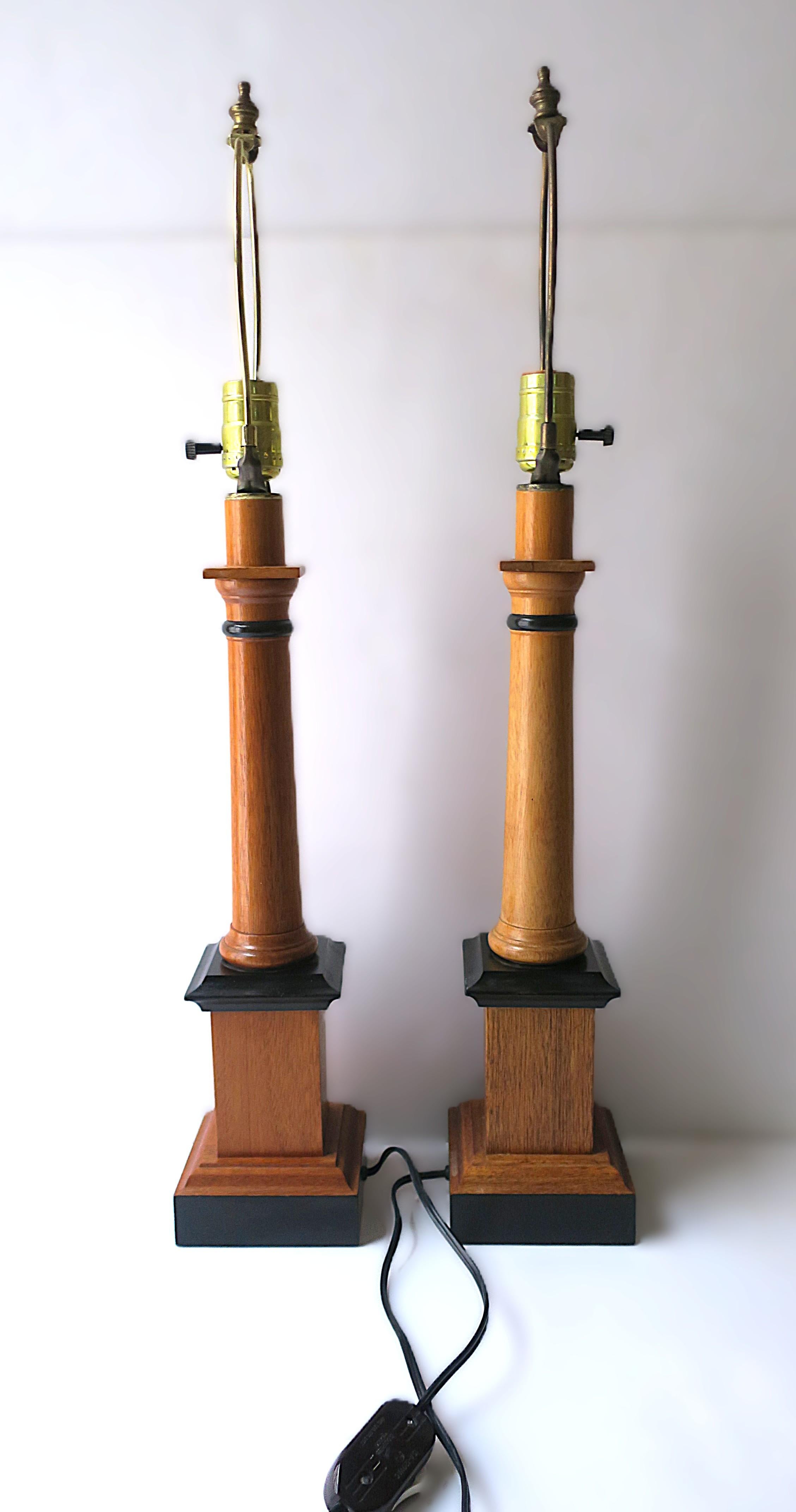 Bois Paire de lampes de table à colonne anglaise en vente