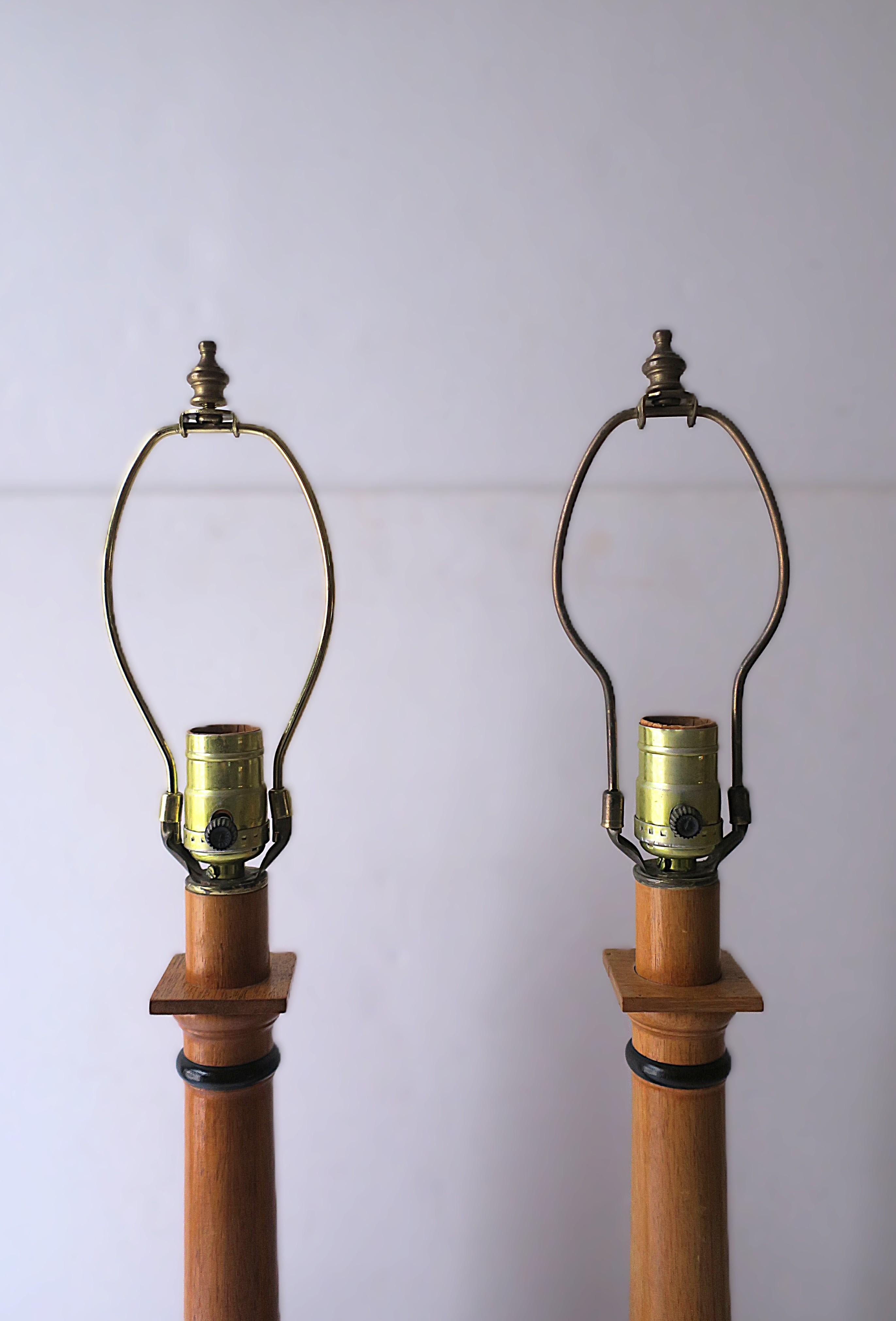 Paire de lampes de table à colonne anglaise en vente 1