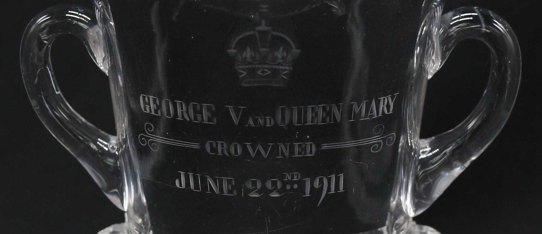   Gobelet en verre commémoratif anglais pour la couronnement de George en 1911 en vente 5