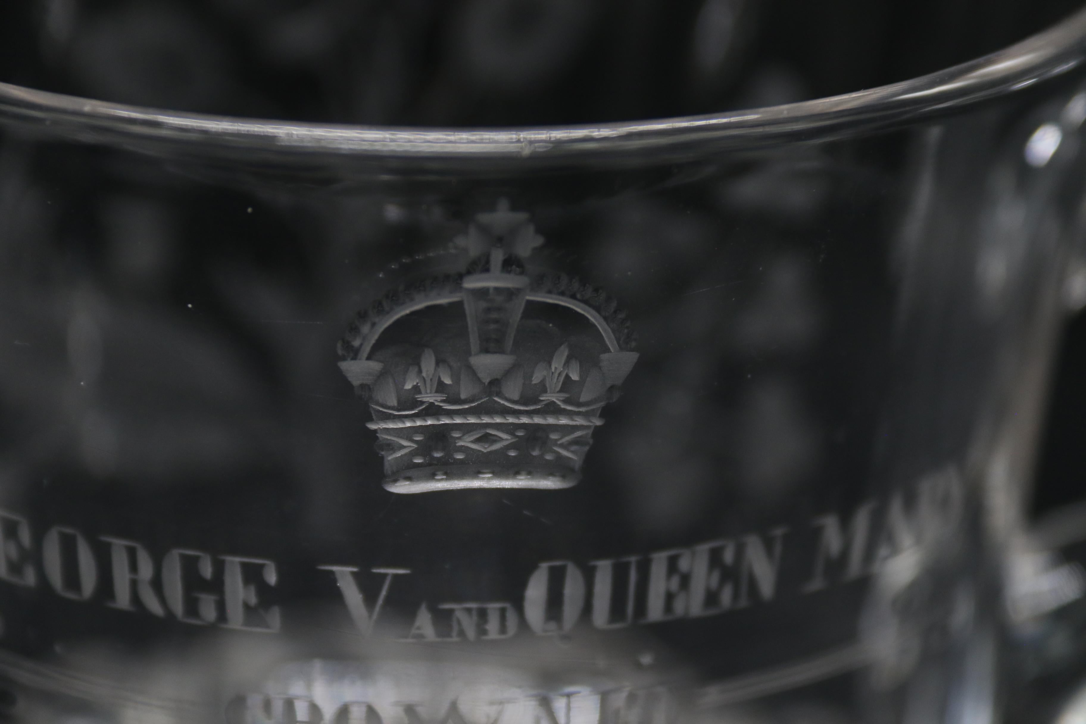   Gobelet en verre commémoratif anglais pour la couronnement de George en 1911 en vente 2