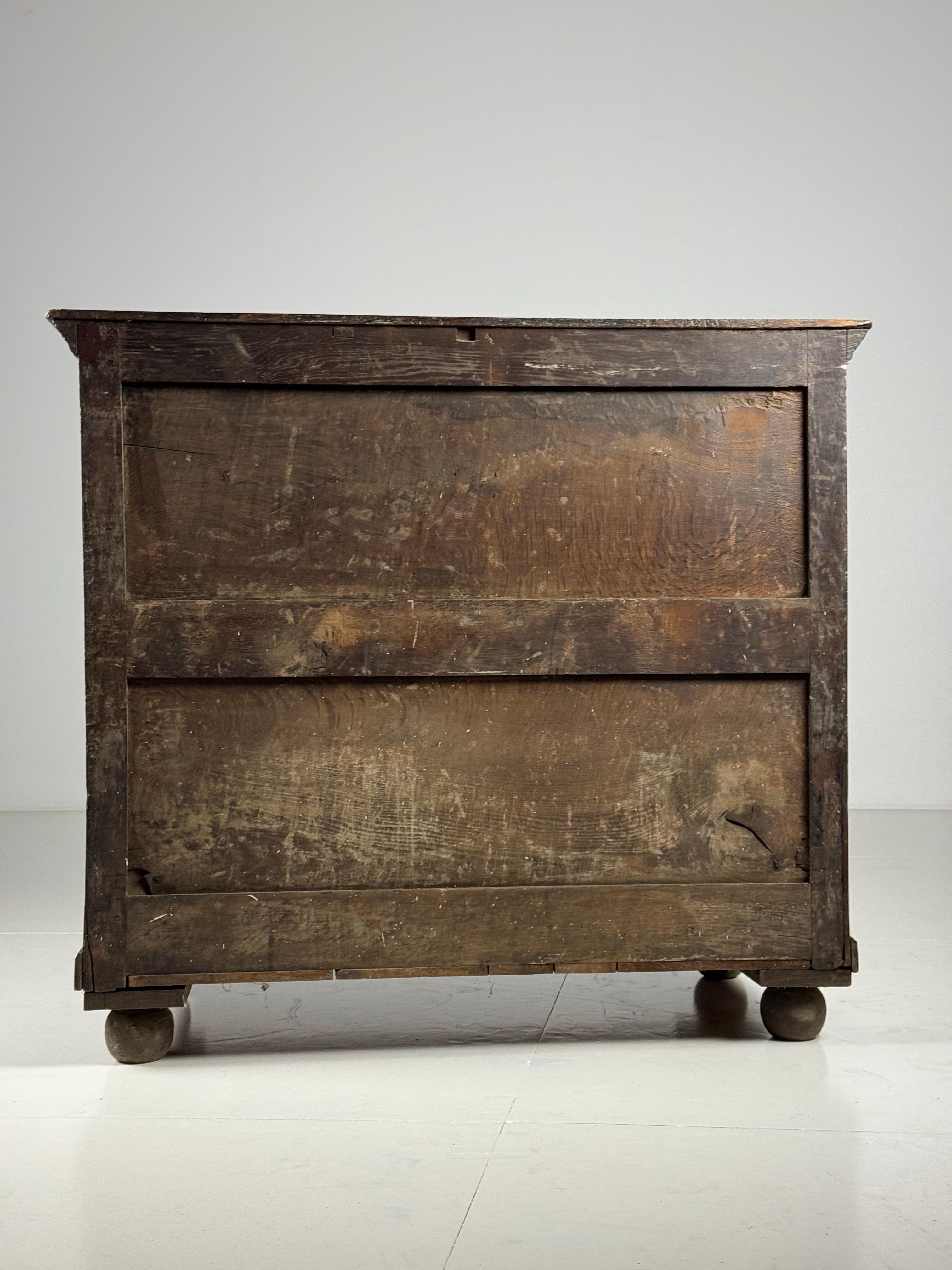 Late 17th/early 18th century chest of drawers. Originally from England. Made of oak.

Original back panel. Drawers run properly. Legs not original.

We have not waxed the chest of drawers for a robust country look. We can wax it for you for a neater