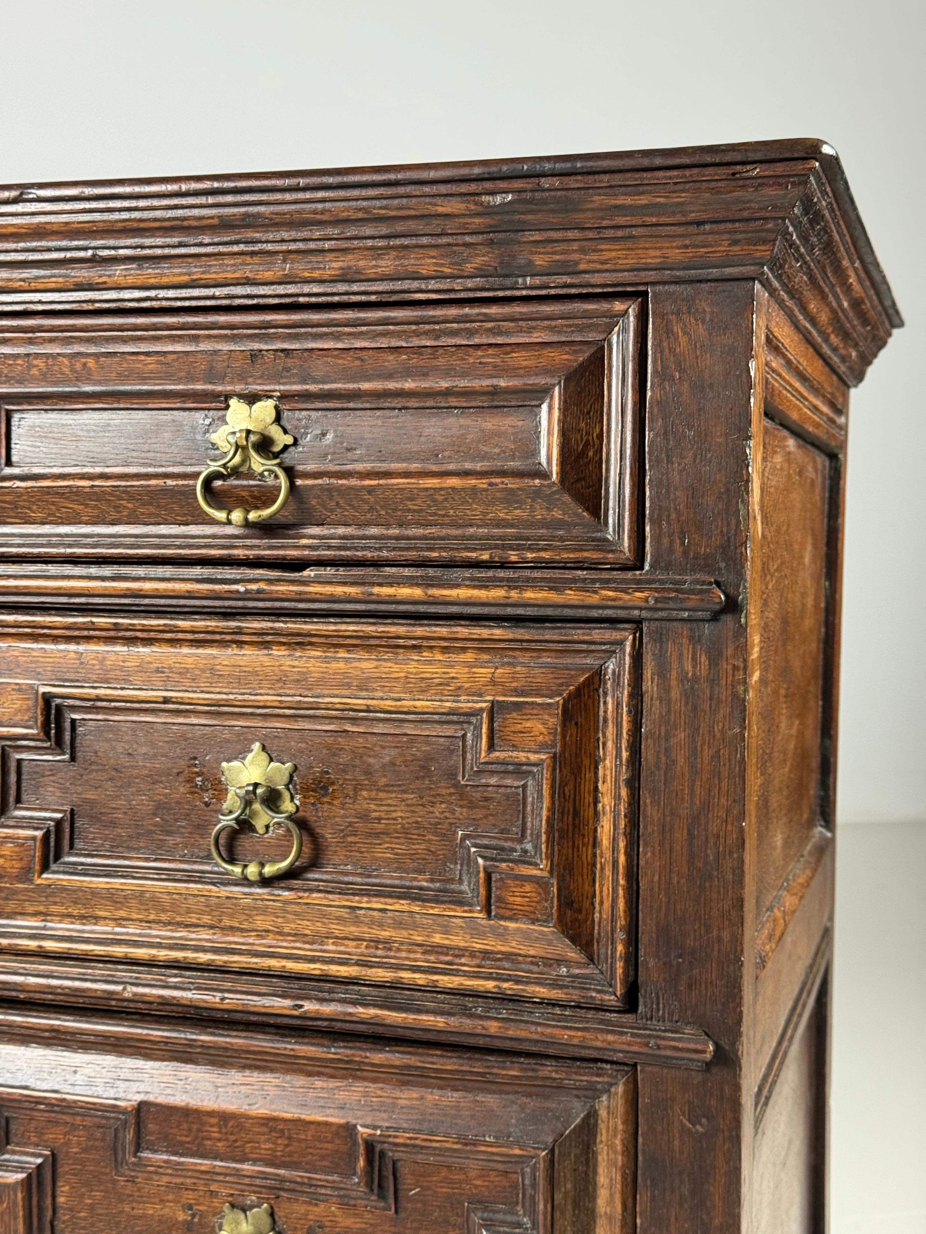 English Commode 17th Century Oak In Good Condition For Sale In MILL, NL