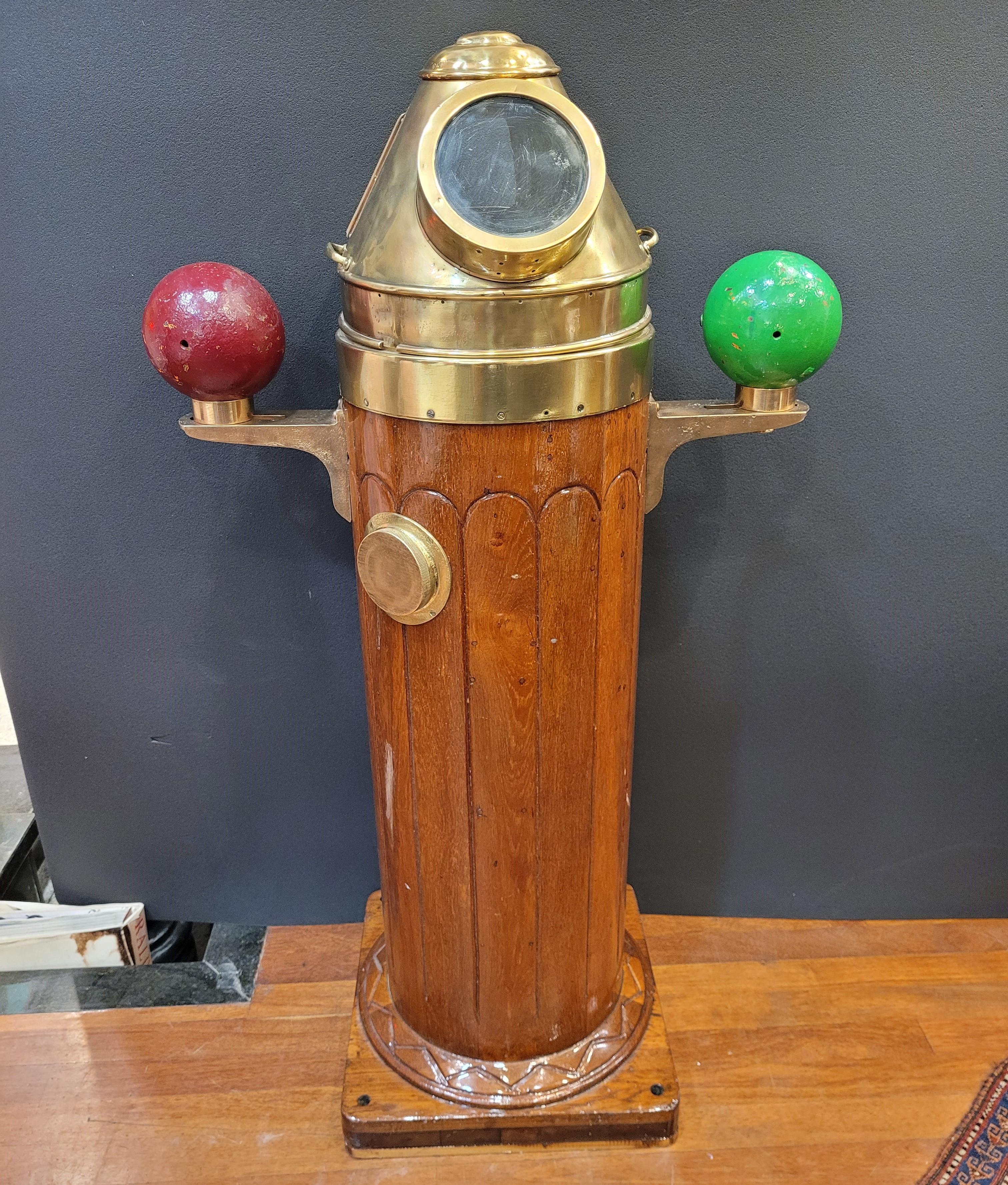 Outstanding and unique ship's navigation log, made during the Second World War, in teak wood and brass following the model created by Lionel Corp in 1943 for the US Navy. Inside it presents a magnetic compass or compass original from the late 19th
